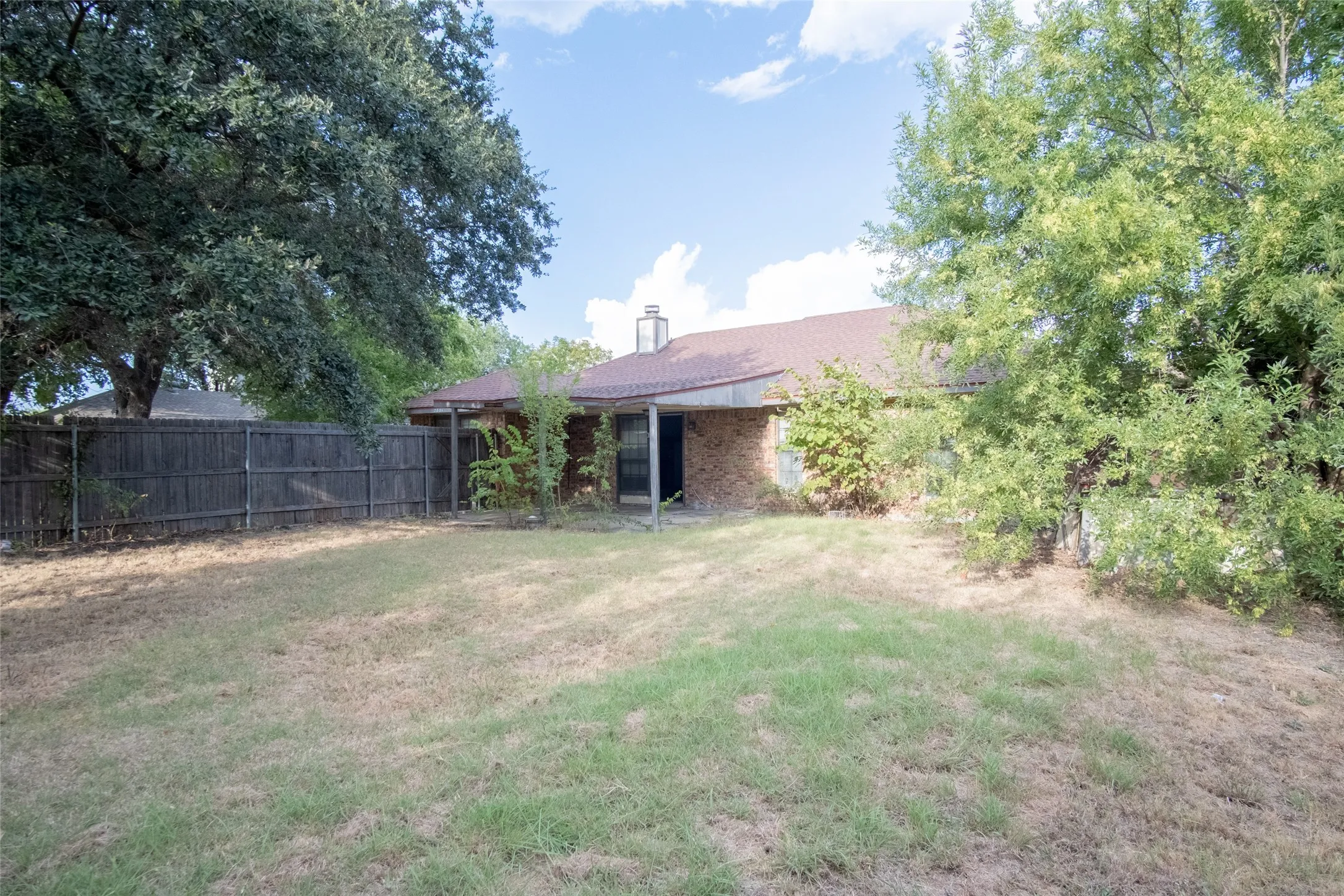 Single Family Residence For Sale in Dallas County , 2801 College Park Drive, Rowlett, Texas 75088, 3 Bedroom, 2 Bathroom, Garage spaces, 1,488 Sqft, built in 1984, mls#21385973, Real Estate Agent in Rowlett, Homes For Sale in Dallas county, Homes For Sale in Rowlett, Realtor in Rowlett Texas, Real Estate Brokerage Independent Realty Texas, Luminita Cordes Realtor