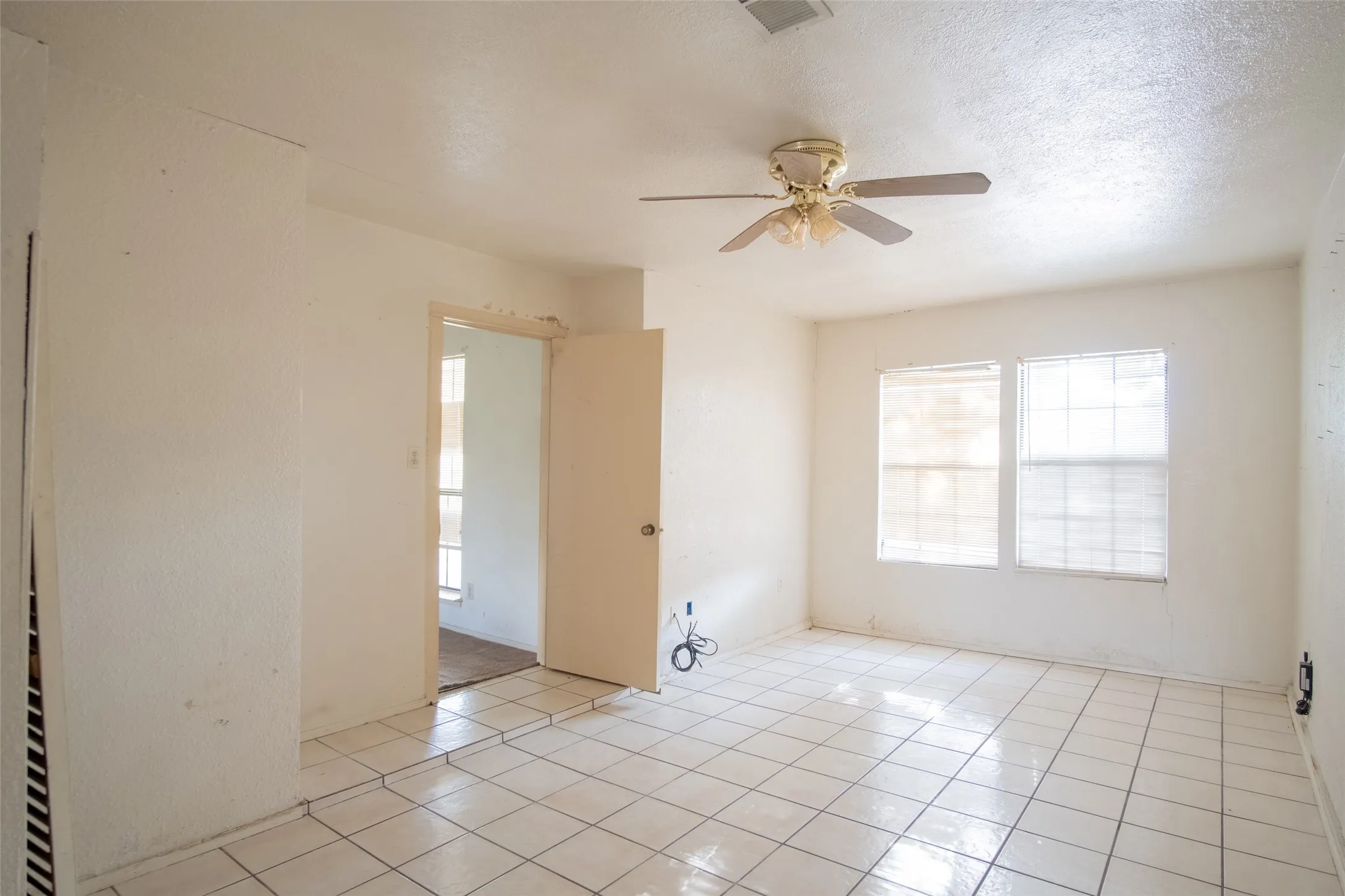 Single Family Residence For Sale in Dallas County , 2801 College Park Drive, Rowlett, Texas 75088, 3 Bedroom, 2 Bathroom, Garage spaces, 1,488 Sqft, built in 1984, mls#21385973, Real Estate Agent in Rowlett, Homes For Sale in Dallas county, Homes For Sale in Rowlett, Realtor in Rowlett Texas, Real Estate Brokerage Independent Realty Texas, Luminita Cordes Realtor