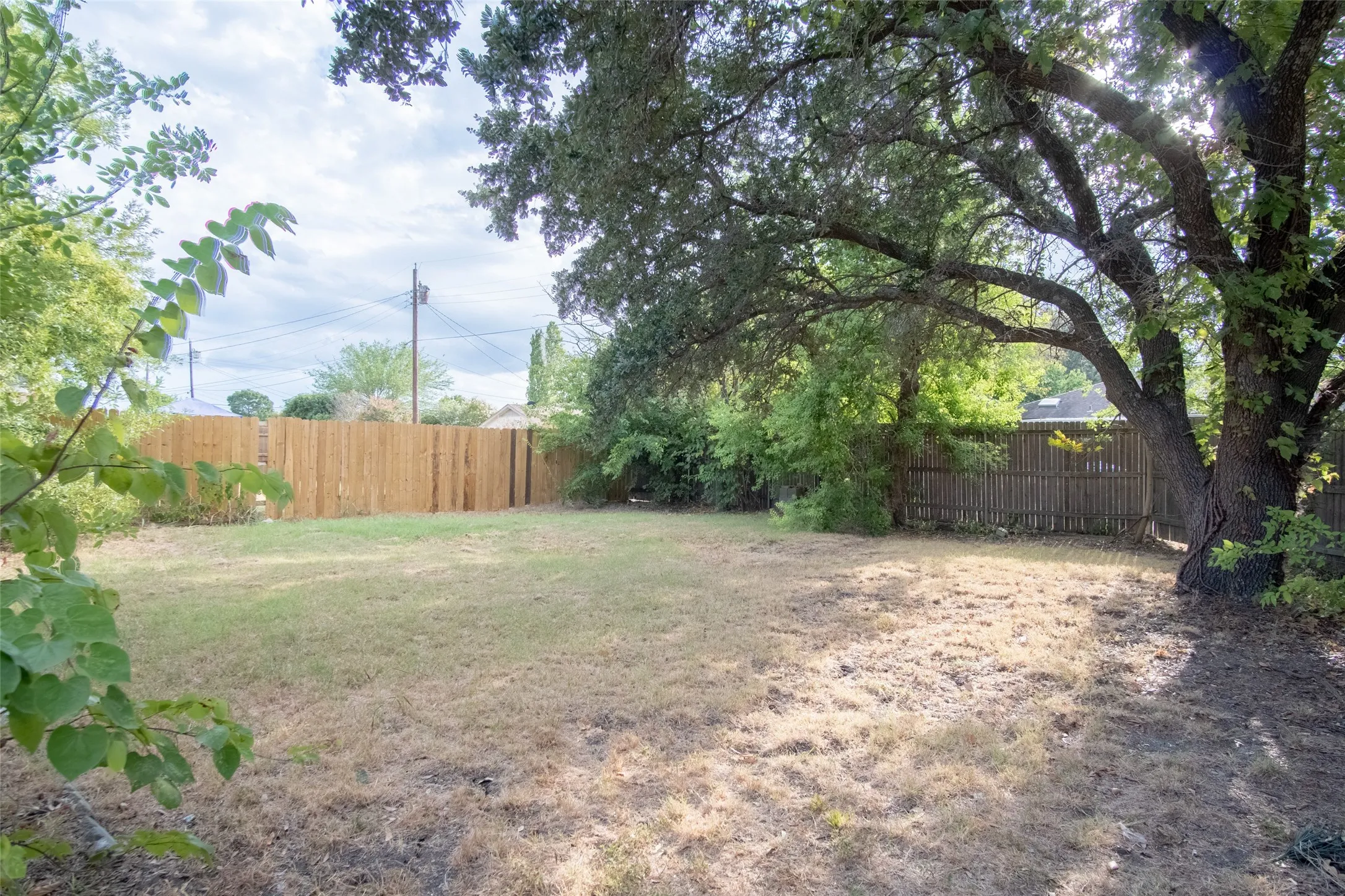 Single Family Residence For Sale in Dallas County , 2801 College Park Drive, Rowlett, Texas 75088, 3 Bedroom, 2 Bathroom, Garage spaces, 1,488 Sqft, built in 1984, mls#21385973, Real Estate Agent in Rowlett, Homes For Sale in Dallas county, Homes For Sale in Rowlett, Realtor in Rowlett Texas, Real Estate Brokerage Independent Realty Texas, Luminita Cordes Realtor