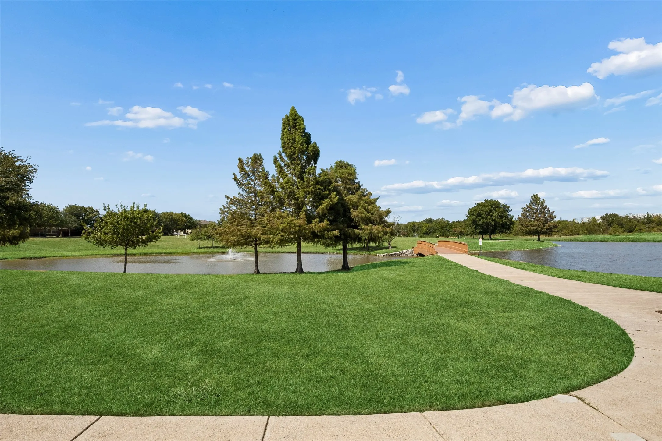 Single Family Residence For Sale in Kaufman County , 2017 Stonewood Court, Heartland, Texas 75126, 3 Bedroom, 3 Bathroom, 2 Garage spaces, 2,506 Sqft, built in 2008, mls#21382869, Real Estate Agent in Heartland, Homes For Sale in Kaufman county, Homes For Sale in Heartland, Realtor in Heartland Texas, Real Estate Brokerage Independent Realty Texas, Luminita Cordes Realtor