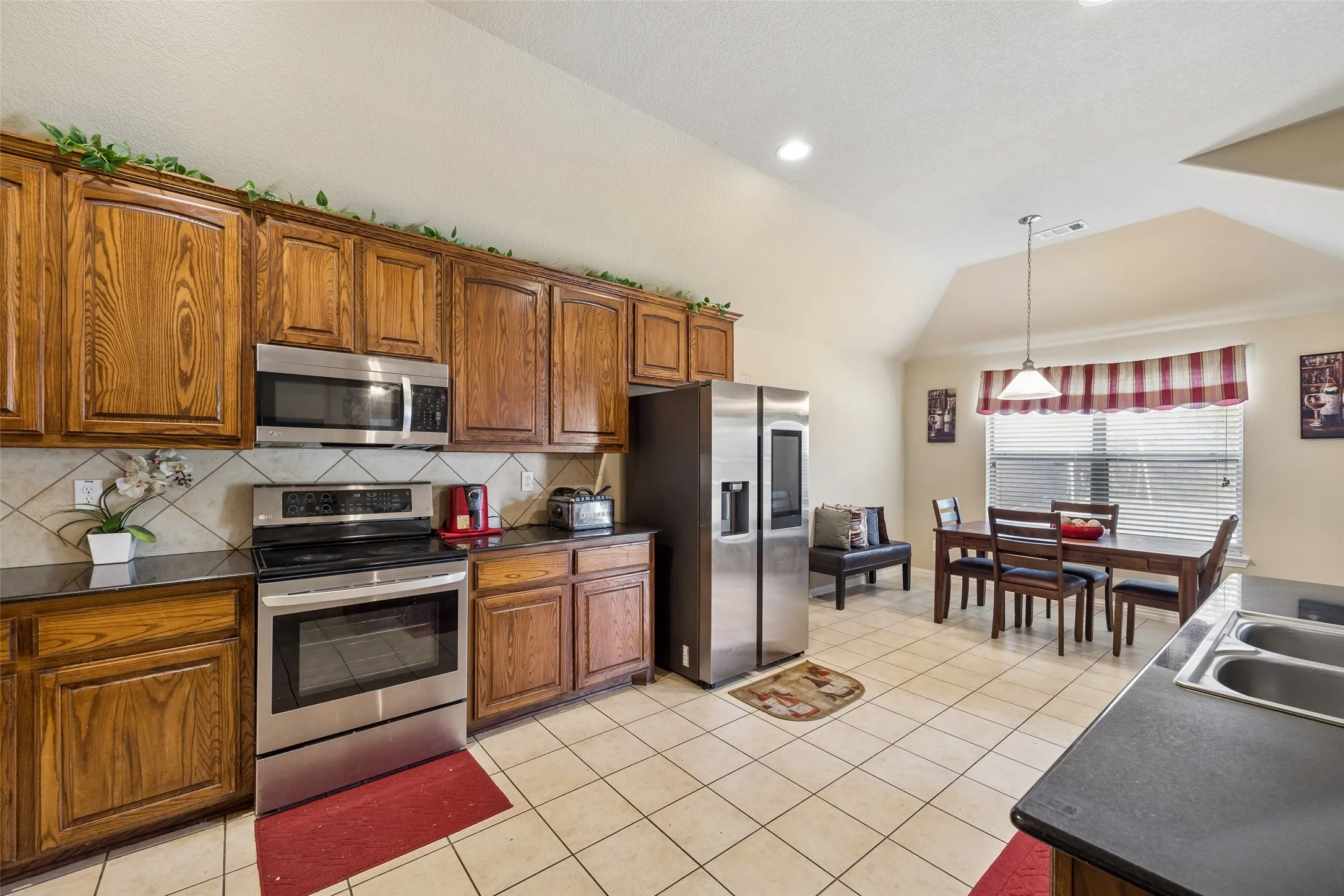 Single Family Residence For Sale in Kaufman County , 2017 Stonewood Court, Heartland, Texas 75126, 3 Bedroom, 3 Bathroom, 2 Garage spaces, 2,506 Sqft, built in 2008, mls#21382869, Real Estate Agent in Heartland, Homes For Sale in Kaufman county, Homes For Sale in Heartland, Realtor in Heartland Texas, Real Estate Brokerage Independent Realty Texas, Luminita Cordes Realtor