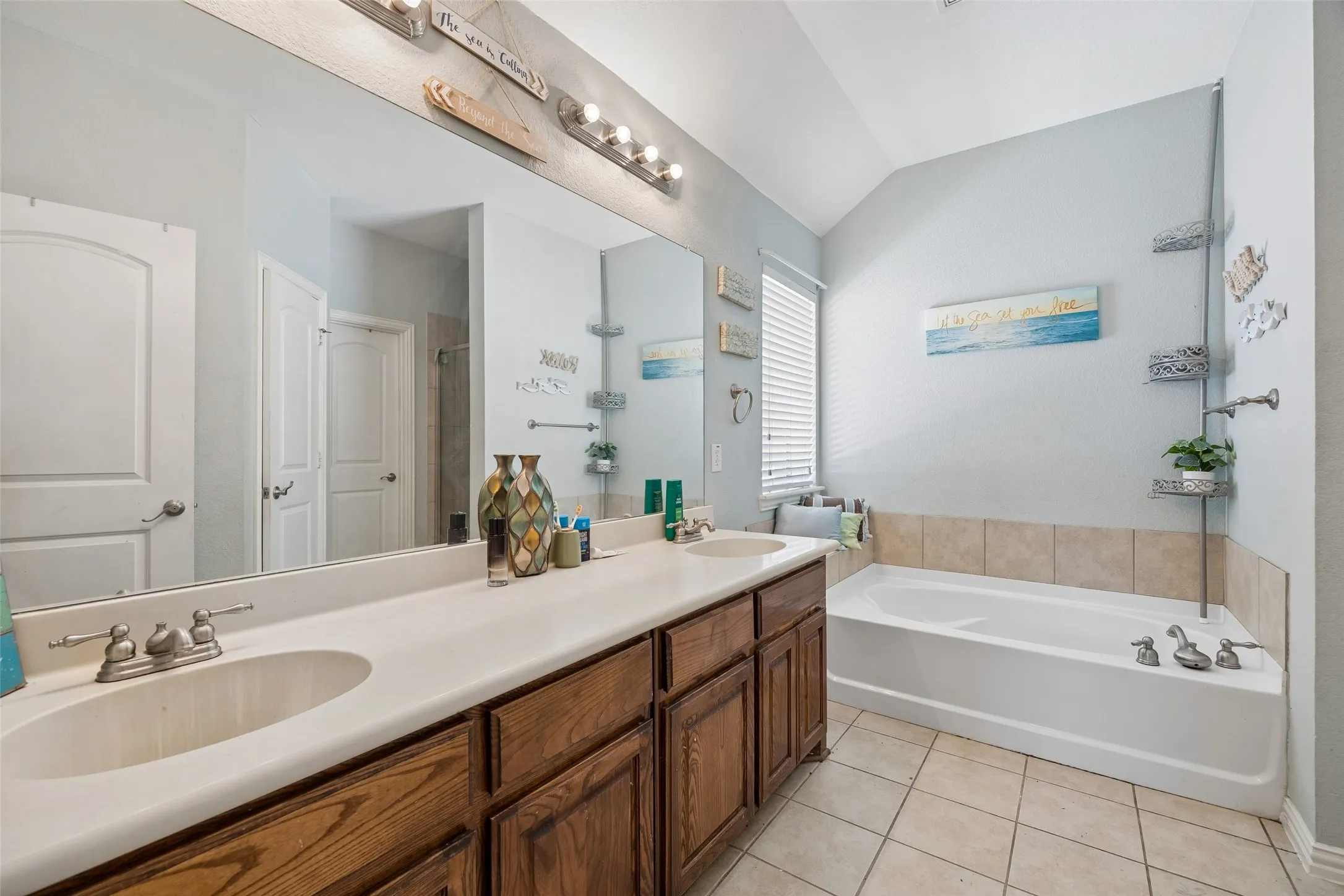 Single Family Residence For Sale in Kaufman County , 2017 Stonewood Court, Heartland, Texas 75126, 3 Bedroom, 3 Bathroom, 2 Garage spaces, 2,506 Sqft, built in 2008, mls#21382869, Real Estate Agent in Heartland, Homes For Sale in Kaufman county, Homes For Sale in Heartland, Realtor in Heartland Texas, Real Estate Brokerage Independent Realty Texas, Luminita Cordes Realtor