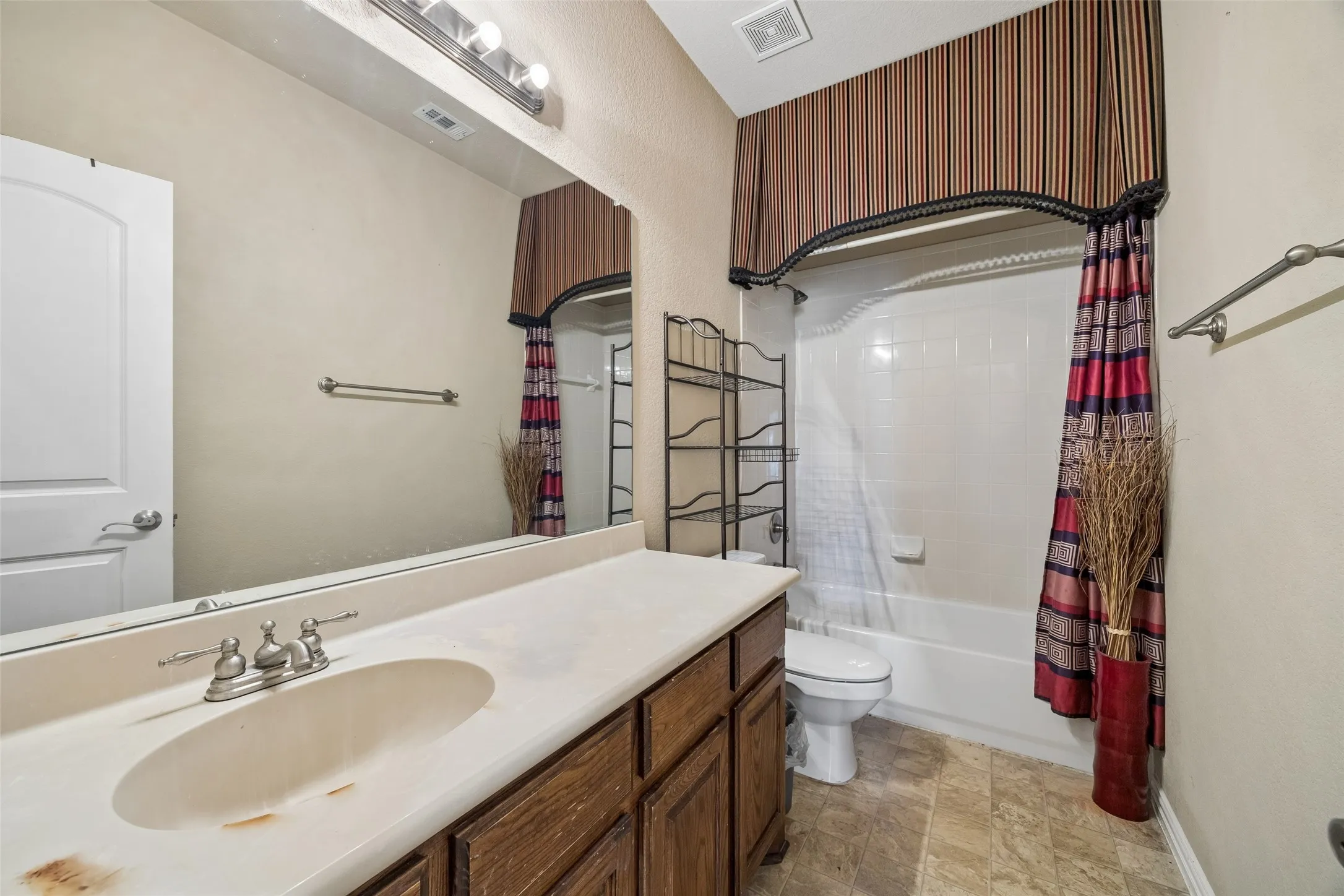 Single Family Residence For Sale in Kaufman County , 2017 Stonewood Court, Heartland, Texas 75126, 3 Bedroom, 3 Bathroom, 2 Garage spaces, 2,506 Sqft, built in 2008, mls#21382869, Real Estate Agent in Heartland, Homes For Sale in Kaufman county, Homes For Sale in Heartland, Realtor in Heartland Texas, Real Estate Brokerage Independent Realty Texas, Luminita Cordes Realtor