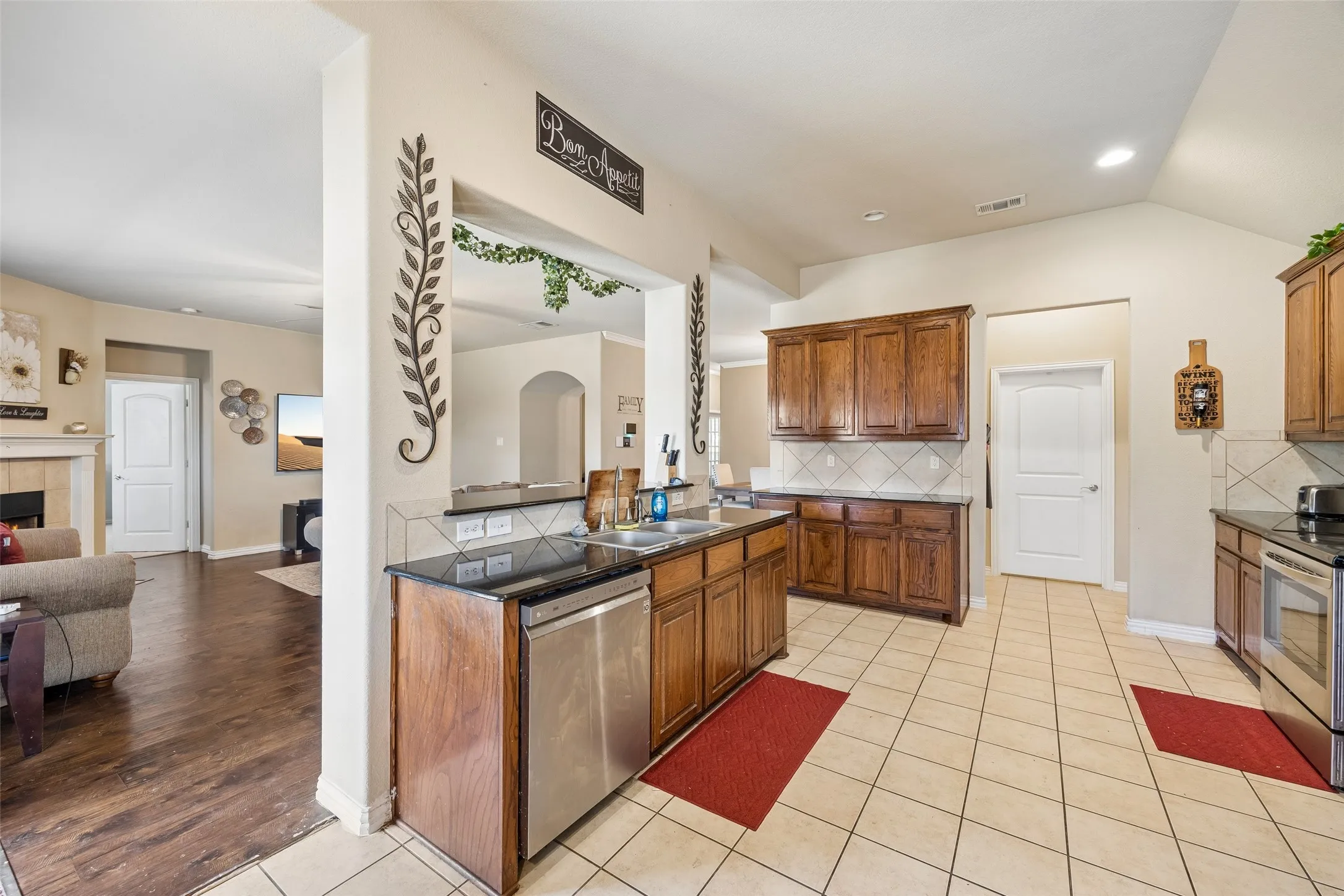 Single Family Residence For Sale in Kaufman County , 2017 Stonewood Court, Heartland, Texas 75126, 3 Bedroom, 3 Bathroom, 2 Garage spaces, 2,506 Sqft, built in 2008, mls#21382869, Real Estate Agent in Heartland, Homes For Sale in Kaufman county, Homes For Sale in Heartland, Realtor in Heartland Texas, Real Estate Brokerage Independent Realty Texas, Luminita Cordes Realtor