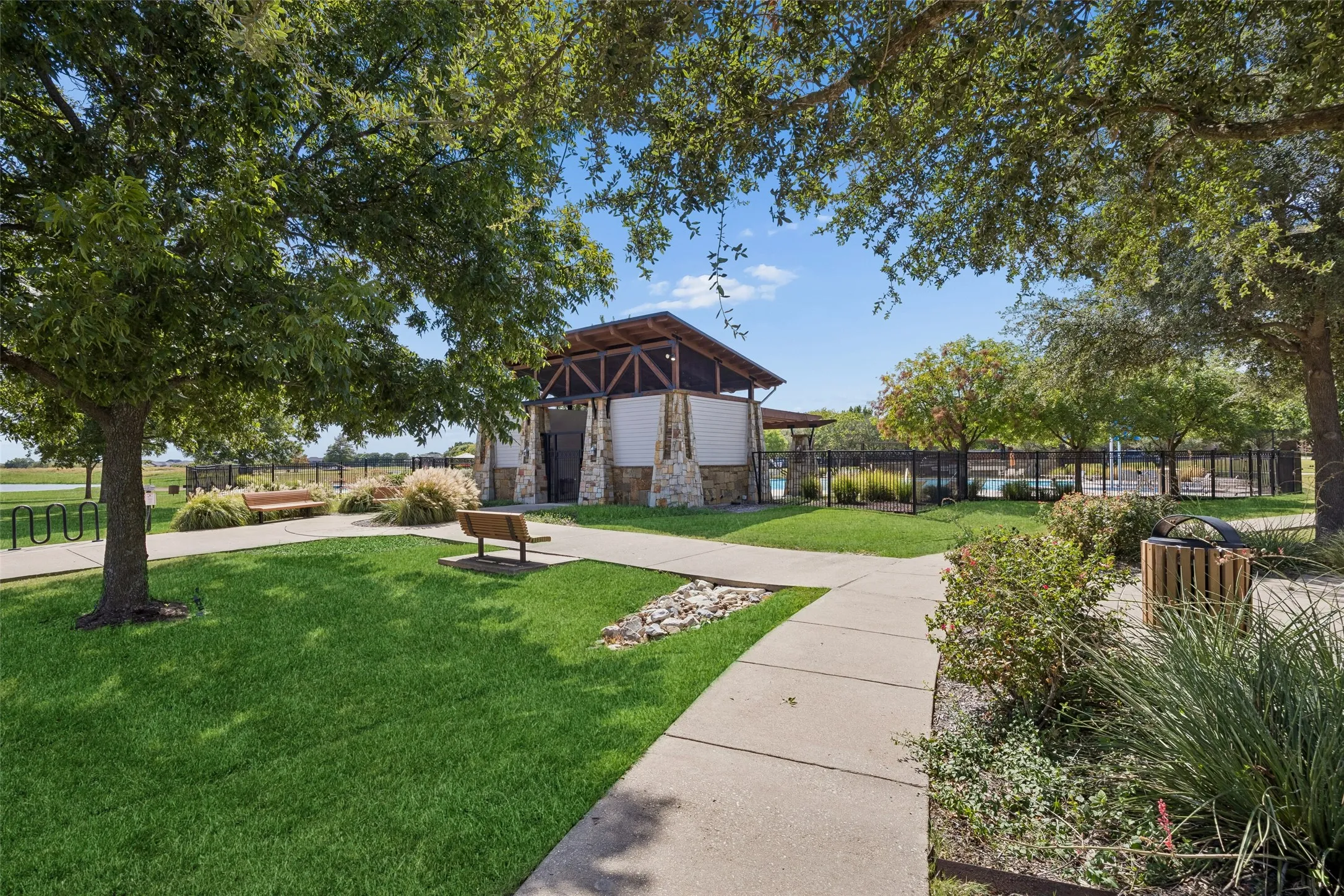 Single Family Residence For Sale in Kaufman County , 2017 Stonewood Court, Heartland, Texas 75126, 3 Bedroom, 3 Bathroom, 2 Garage spaces, 2,506 Sqft, built in 2008, mls#21382869, Real Estate Agent in Heartland, Homes For Sale in Kaufman county, Homes For Sale in Heartland, Realtor in Heartland Texas, Real Estate Brokerage Independent Realty Texas, Luminita Cordes Realtor