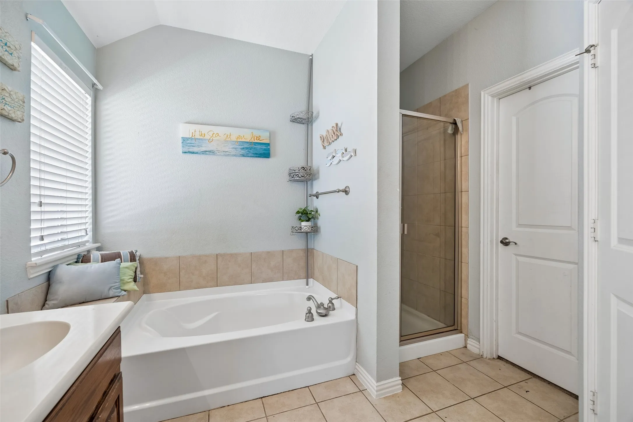 Single Family Residence For Sale in Kaufman County , 2017 Stonewood Court, Heartland, Texas 75126, 3 Bedroom, 3 Bathroom, 2 Garage spaces, 2,506 Sqft, built in 2008, mls#21382869, Real Estate Agent in Heartland, Homes For Sale in Kaufman county, Homes For Sale in Heartland, Realtor in Heartland Texas, Real Estate Brokerage Independent Realty Texas, Luminita Cordes Realtor