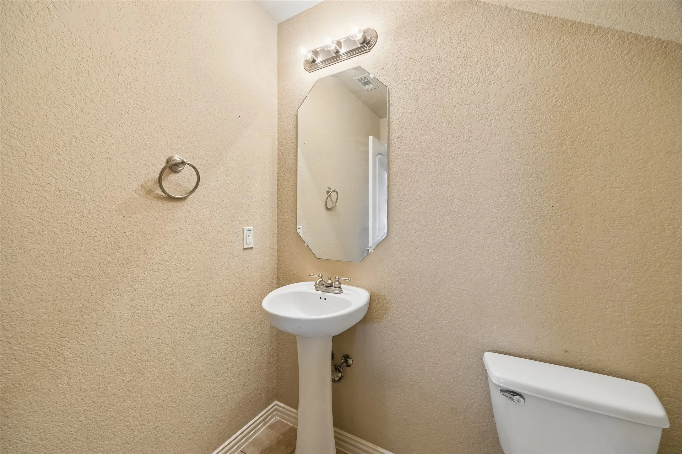 Single Family Residence For Sale in Kaufman County , 2017 Stonewood Court, Heartland, Texas 75126, 3 Bedroom, 3 Bathroom, 2 Garage spaces, 2,506 Sqft, built in 2008, mls#21382869, Real Estate Agent in Heartland, Homes For Sale in Kaufman county, Homes For Sale in Heartland, Realtor in Heartland Texas, Real Estate Brokerage Independent Realty Texas, Luminita Cordes Realtor