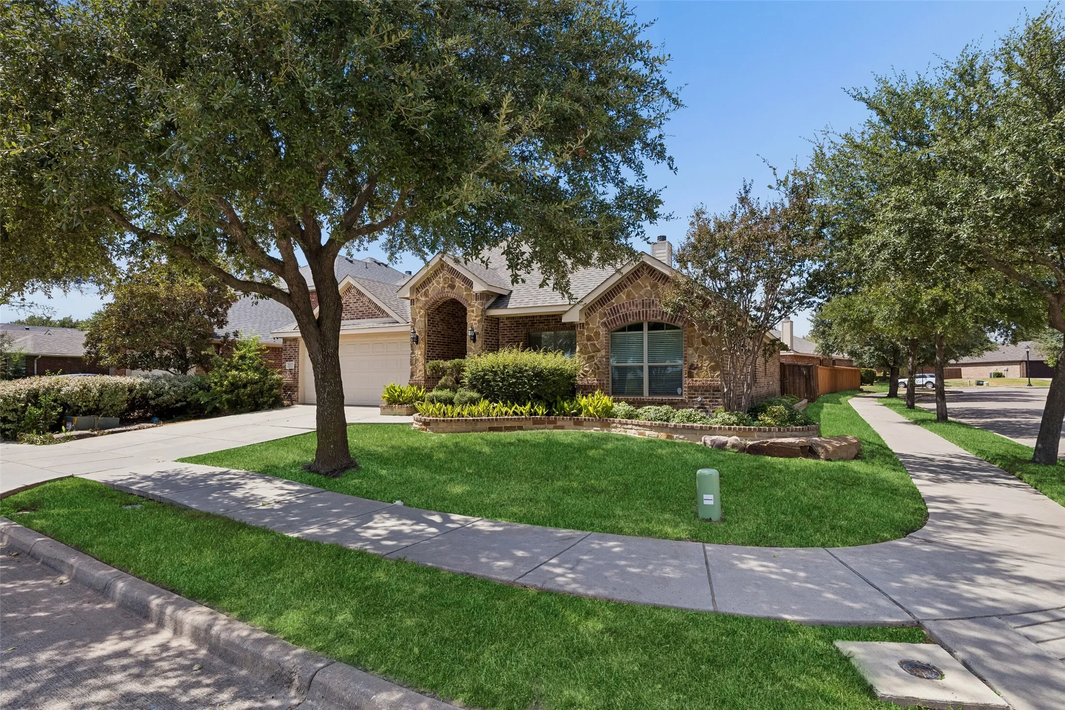Single Family Residence For Sale in Kaufman County , 2017 Stonewood Court, Heartland, Texas 75126, 3 Bedroom, 3 Bathroom, 2 Garage spaces, 2,506 Sqft, built in 2008, mls#21382869, Real Estate Agent in Heartland, Homes For Sale in Kaufman county, Homes For Sale in Heartland, Realtor in Heartland Texas, Real Estate Brokerage Independent Realty Texas, Luminita Cordes Realtor