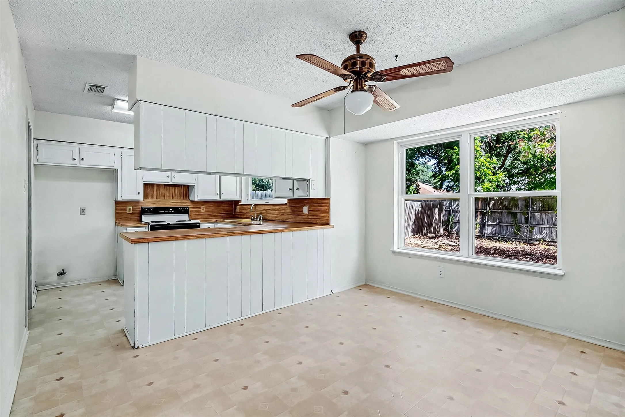 Single Family Residence For Rent in Tarrant County , 3816 Del Rio Drive, Fort Worth, Texas 76133, 3 Bedroom, 2 Bathroom, 2 Garage spaces, 1,352 Sqft, built in 1977, mls#21386108, Real Estate Agent in Fort Worth, Homes For Rent in Tarrant county, Homes For Rent in Fort Worth, Realtor in Fort Worth Texas, Real Estate Brokerage Independent Realty Texas, Luminita Cordes Realtor