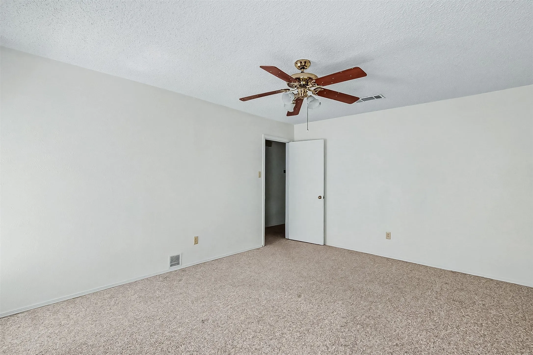 Single Family Residence For Rent in Tarrant County , 3816 Del Rio Drive, Fort Worth, Texas 76133, 3 Bedroom, 2 Bathroom, 2 Garage spaces, 1,352 Sqft, built in 1977, mls#21386108, Real Estate Agent in Fort Worth, Homes For Rent in Tarrant county, Homes For Rent in Fort Worth, Realtor in Fort Worth Texas, Real Estate Brokerage Independent Realty Texas, Luminita Cordes Realtor