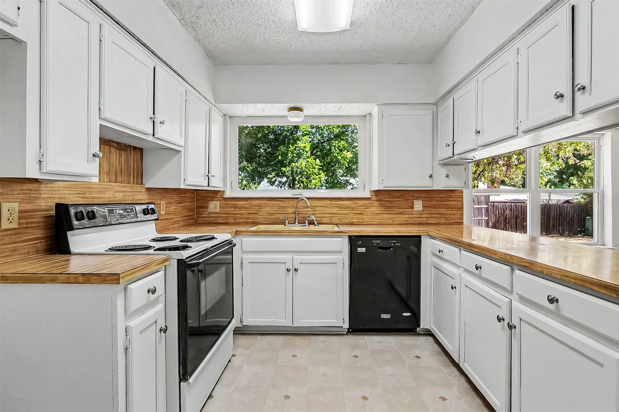 Single Family Residence For Rent in Tarrant County , 3816 Del Rio Drive, Fort Worth, Texas 76133, 3 Bedroom, 2 Bathroom, 2 Garage spaces, 1,352 Sqft, built in 1977, mls#21386108, Real Estate Agent in Fort Worth, Homes For Rent in Tarrant county, Homes For Rent in Fort Worth, Realtor in Fort Worth Texas, Real Estate Brokerage Independent Realty Texas, Luminita Cordes Realtor