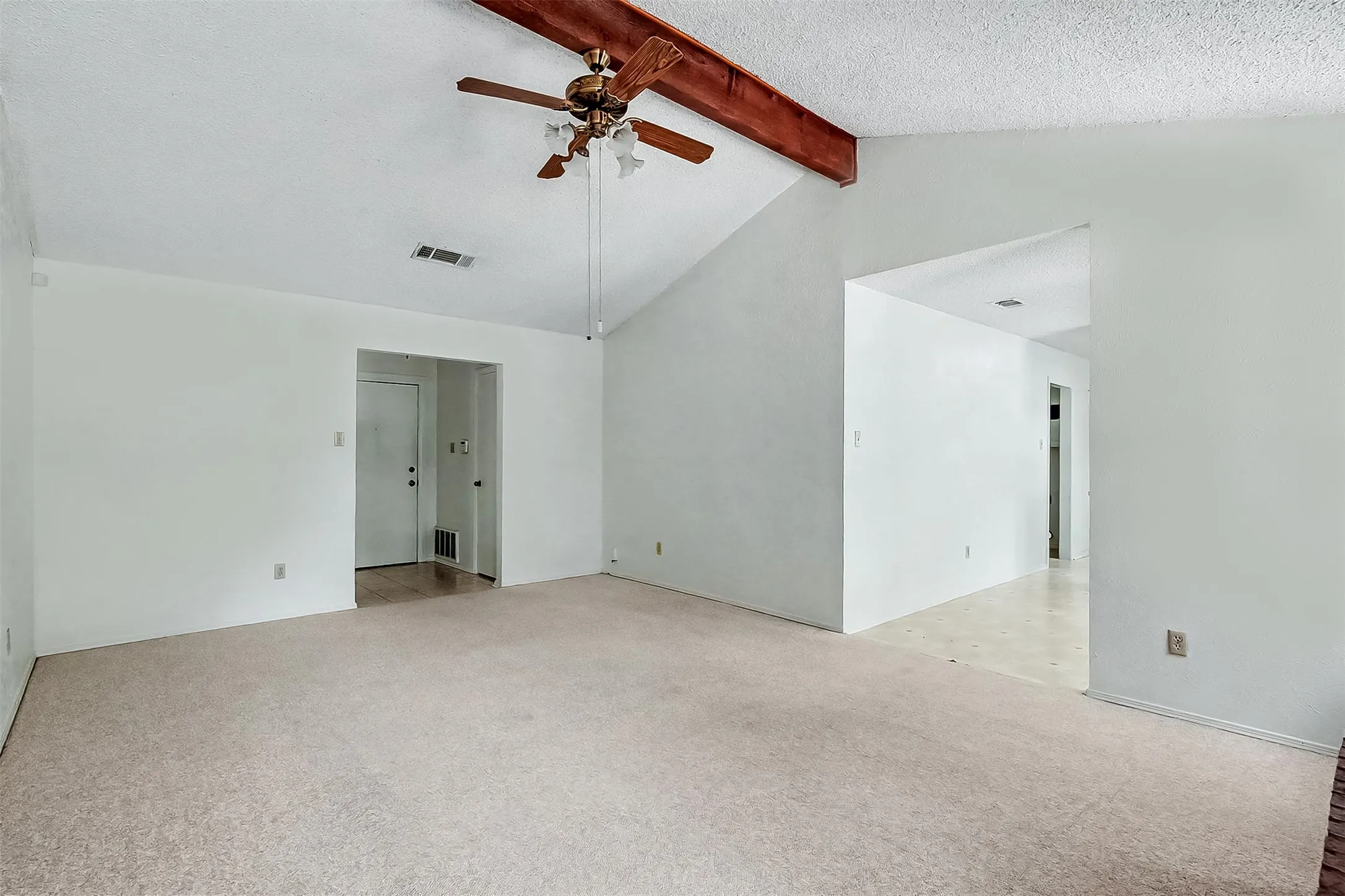 Single Family Residence For Rent in Tarrant County , 3816 Del Rio Drive, Fort Worth, Texas 76133, 3 Bedroom, 2 Bathroom, 2 Garage spaces, 1,352 Sqft, built in 1977, mls#21386108, Real Estate Agent in Fort Worth, Homes For Rent in Tarrant county, Homes For Rent in Fort Worth, Realtor in Fort Worth Texas, Real Estate Brokerage Independent Realty Texas, Luminita Cordes Realtor