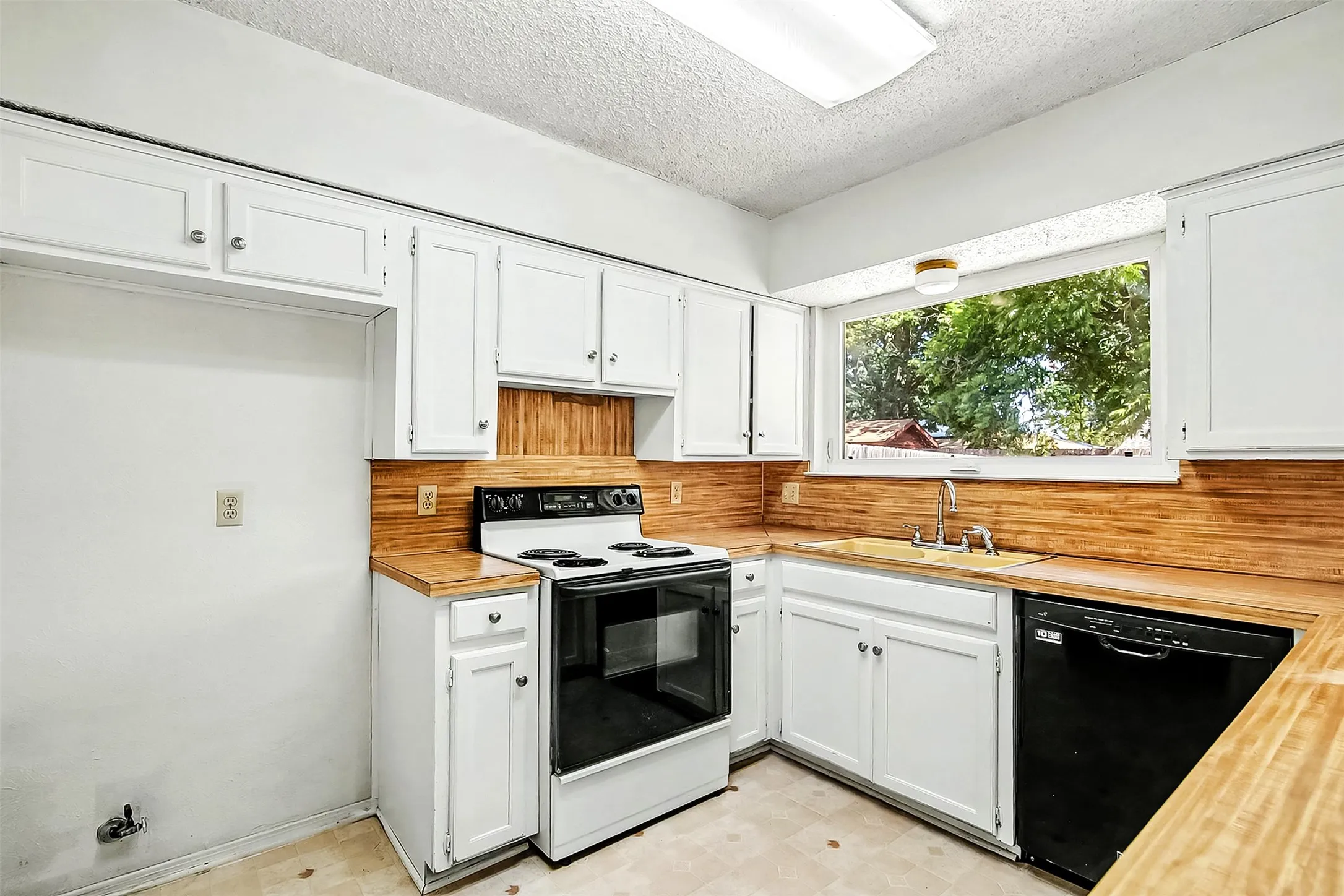 Single Family Residence For Rent in Tarrant County , 3816 Del Rio Drive, Fort Worth, Texas 76133, 3 Bedroom, 2 Bathroom, 2 Garage spaces, 1,352 Sqft, built in 1977, mls#21386108, Real Estate Agent in Fort Worth, Homes For Rent in Tarrant county, Homes For Rent in Fort Worth, Realtor in Fort Worth Texas, Real Estate Brokerage Independent Realty Texas, Luminita Cordes Realtor