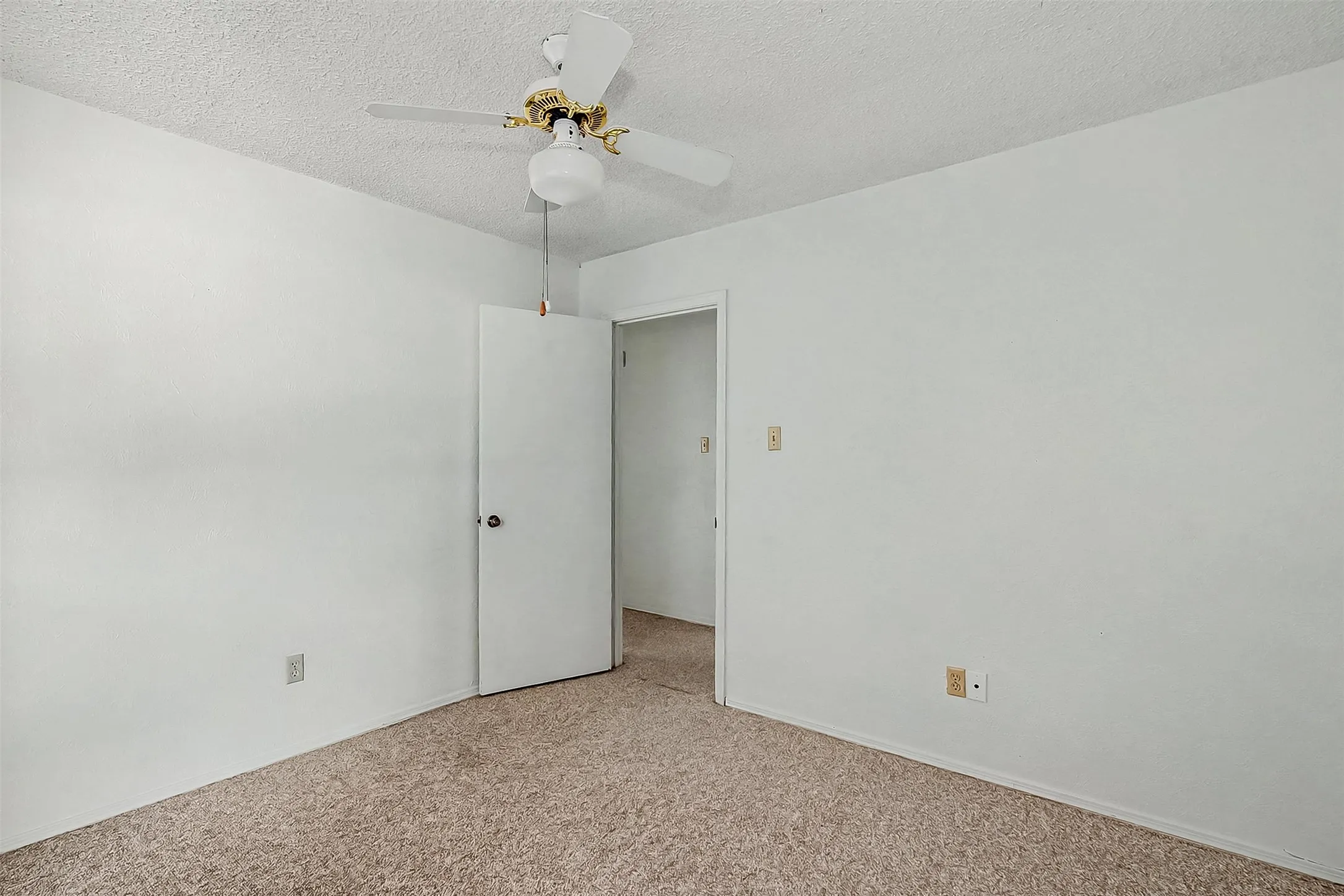 Single Family Residence For Rent in Tarrant County , 3816 Del Rio Drive, Fort Worth, Texas 76133, 3 Bedroom, 2 Bathroom, 2 Garage spaces, 1,352 Sqft, built in 1977, mls#21386108, Real Estate Agent in Fort Worth, Homes For Rent in Tarrant county, Homes For Rent in Fort Worth, Realtor in Fort Worth Texas, Real Estate Brokerage Independent Realty Texas, Luminita Cordes Realtor
