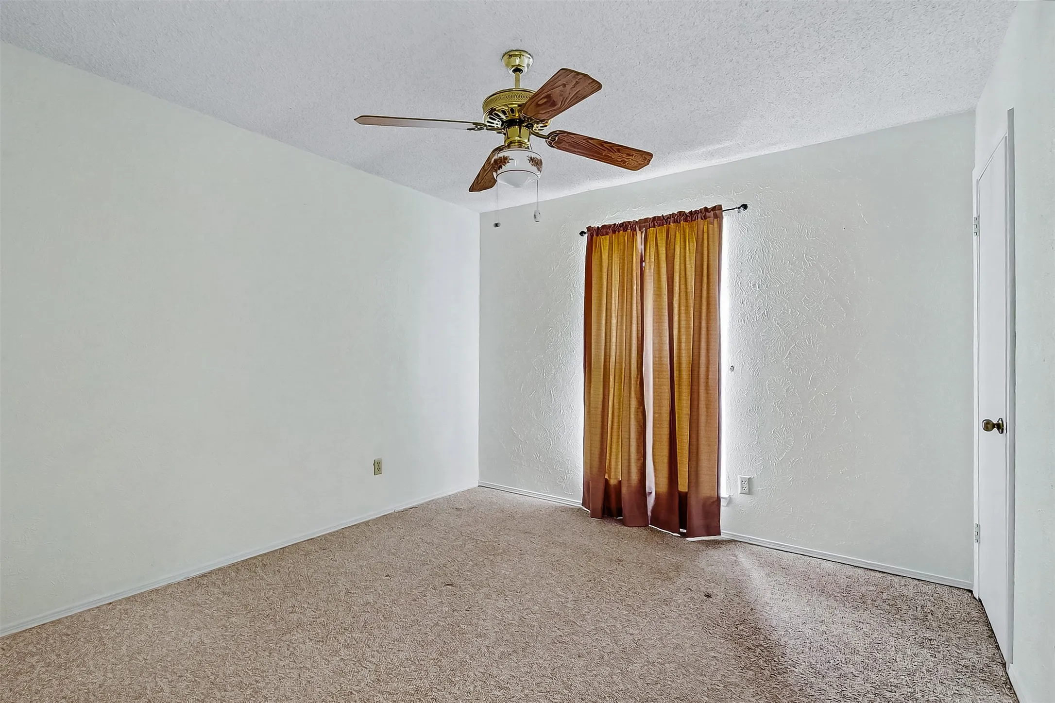 Single Family Residence For Rent in Tarrant County , 3816 Del Rio Drive, Fort Worth, Texas 76133, 3 Bedroom, 2 Bathroom, 2 Garage spaces, 1,352 Sqft, built in 1977, mls#21386108, Real Estate Agent in Fort Worth, Homes For Rent in Tarrant county, Homes For Rent in Fort Worth, Realtor in Fort Worth Texas, Real Estate Brokerage Independent Realty Texas, Luminita Cordes Realtor