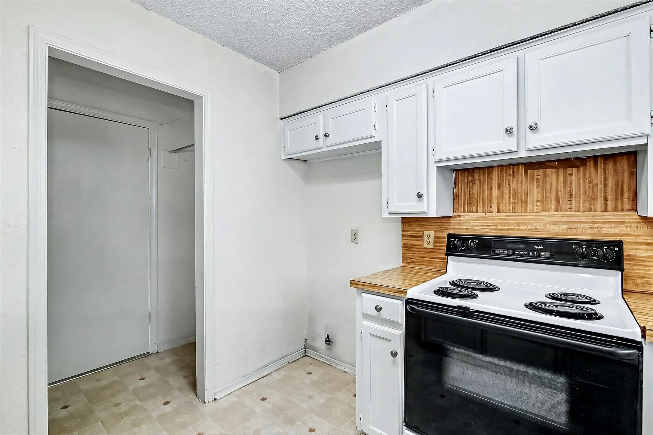Single Family Residence For Rent in Tarrant County , 3816 Del Rio Drive, Fort Worth, Texas 76133, 3 Bedroom, 2 Bathroom, 2 Garage spaces, 1,352 Sqft, built in 1977, mls#21386108, Real Estate Agent in Fort Worth, Homes For Rent in Tarrant county, Homes For Rent in Fort Worth, Realtor in Fort Worth Texas, Real Estate Brokerage Independent Realty Texas, Luminita Cordes Realtor