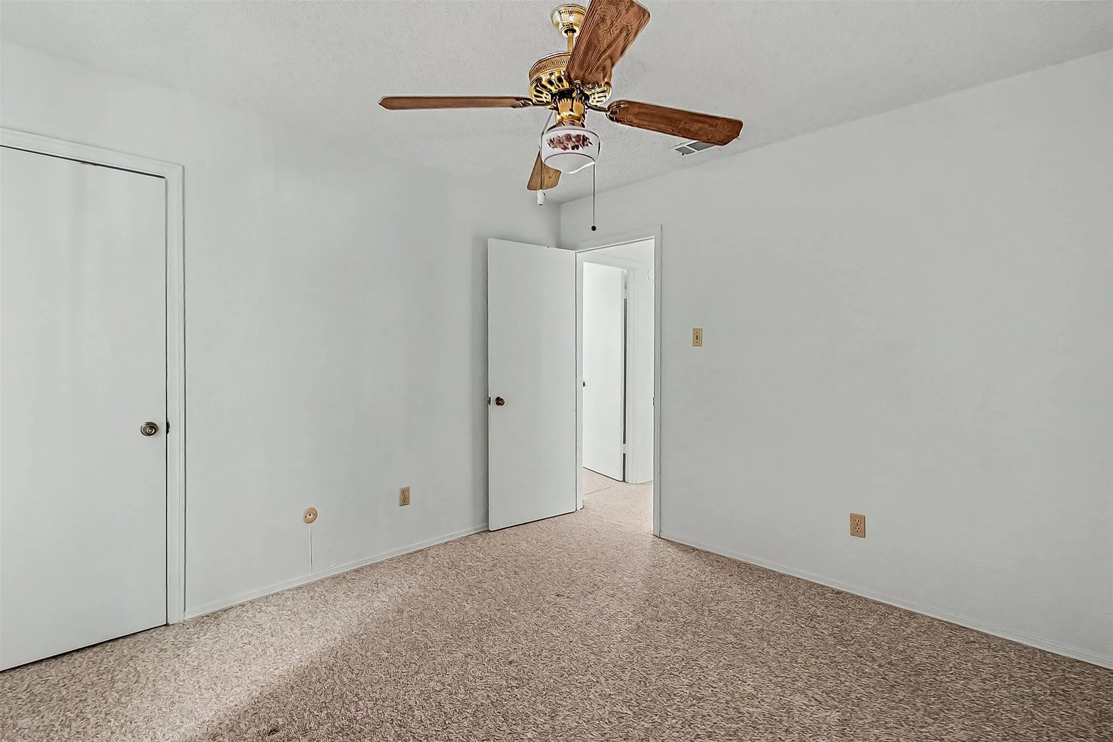 Single Family Residence For Rent in Tarrant County , 3816 Del Rio Drive, Fort Worth, Texas 76133, 3 Bedroom, 2 Bathroom, 2 Garage spaces, 1,352 Sqft, built in 1977, mls#21386108, Real Estate Agent in Fort Worth, Homes For Rent in Tarrant county, Homes For Rent in Fort Worth, Realtor in Fort Worth Texas, Real Estate Brokerage Independent Realty Texas, Luminita Cordes Realtor