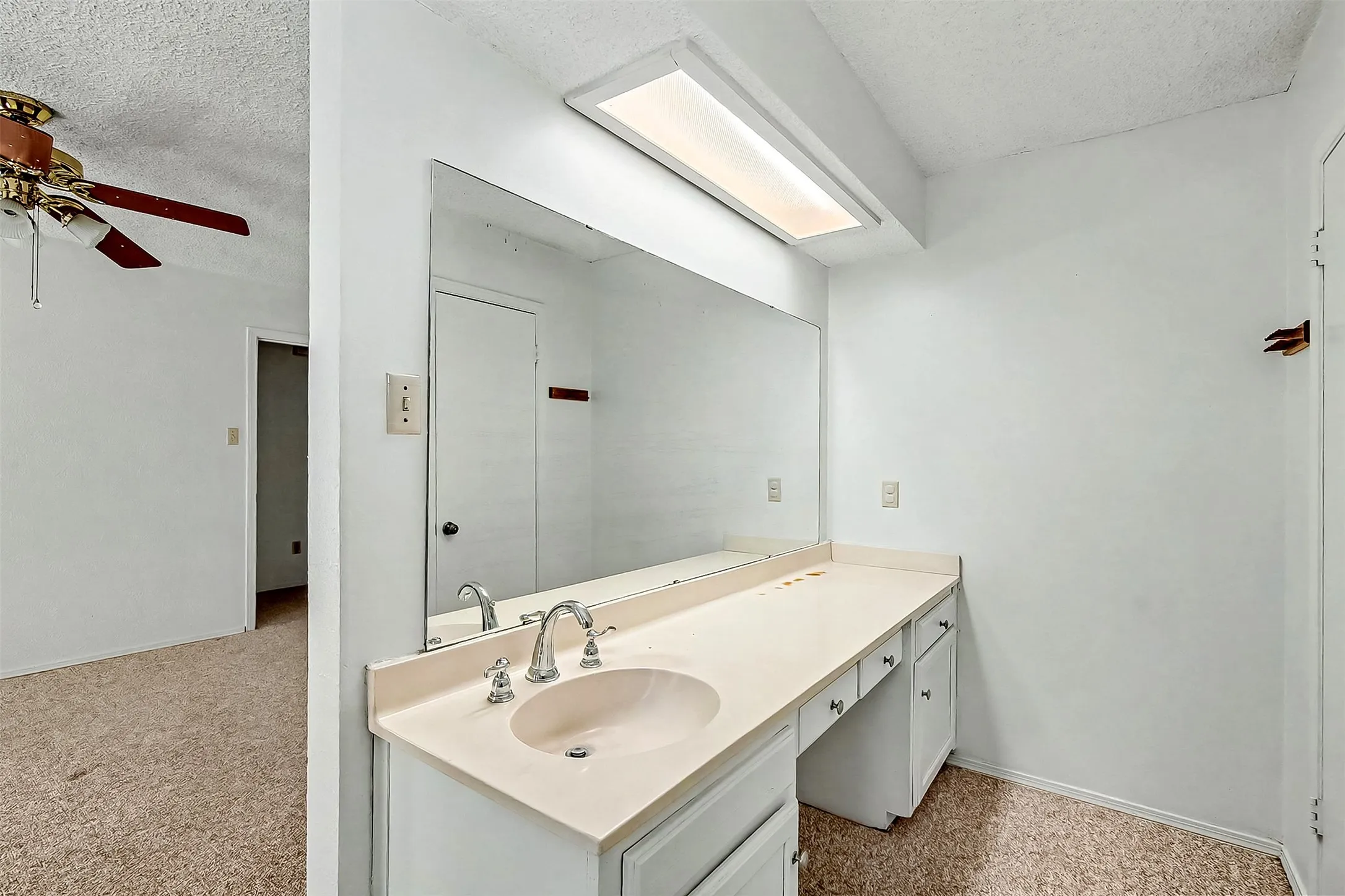Single Family Residence For Rent in Tarrant County , 3816 Del Rio Drive, Fort Worth, Texas 76133, 3 Bedroom, 2 Bathroom, 2 Garage spaces, 1,352 Sqft, built in 1977, mls#21386108, Real Estate Agent in Fort Worth, Homes For Rent in Tarrant county, Homes For Rent in Fort Worth, Realtor in Fort Worth Texas, Real Estate Brokerage Independent Realty Texas, Luminita Cordes Realtor