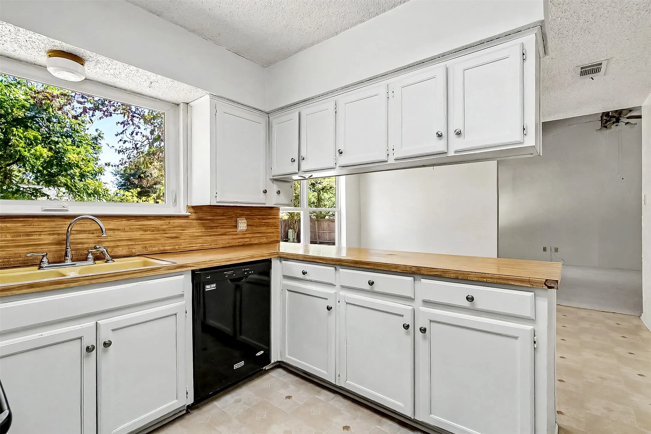 Single Family Residence For Rent in Tarrant County , 3816 Del Rio Drive, Fort Worth, Texas 76133, 3 Bedroom, 2 Bathroom, 2 Garage spaces, 1,352 Sqft, built in 1977, mls#21386108, Real Estate Agent in Fort Worth, Homes For Rent in Tarrant county, Homes For Rent in Fort Worth, Realtor in Fort Worth Texas, Real Estate Brokerage Independent Realty Texas, Luminita Cordes Realtor
