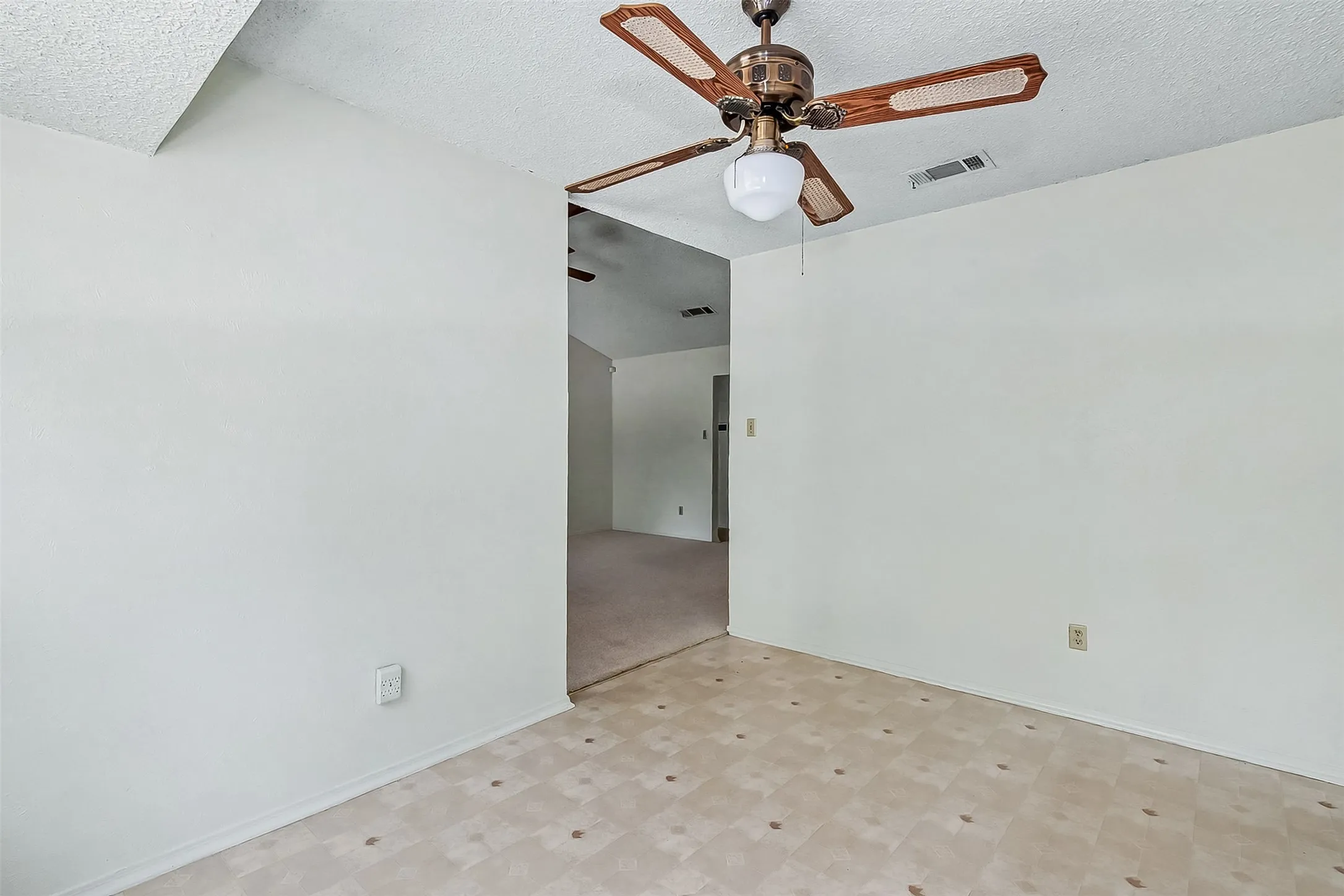 Single Family Residence For Rent in Tarrant County , 3816 Del Rio Drive, Fort Worth, Texas 76133, 3 Bedroom, 2 Bathroom, 2 Garage spaces, 1,352 Sqft, built in 1977, mls#21386108, Real Estate Agent in Fort Worth, Homes For Rent in Tarrant county, Homes For Rent in Fort Worth, Realtor in Fort Worth Texas, Real Estate Brokerage Independent Realty Texas, Luminita Cordes Realtor