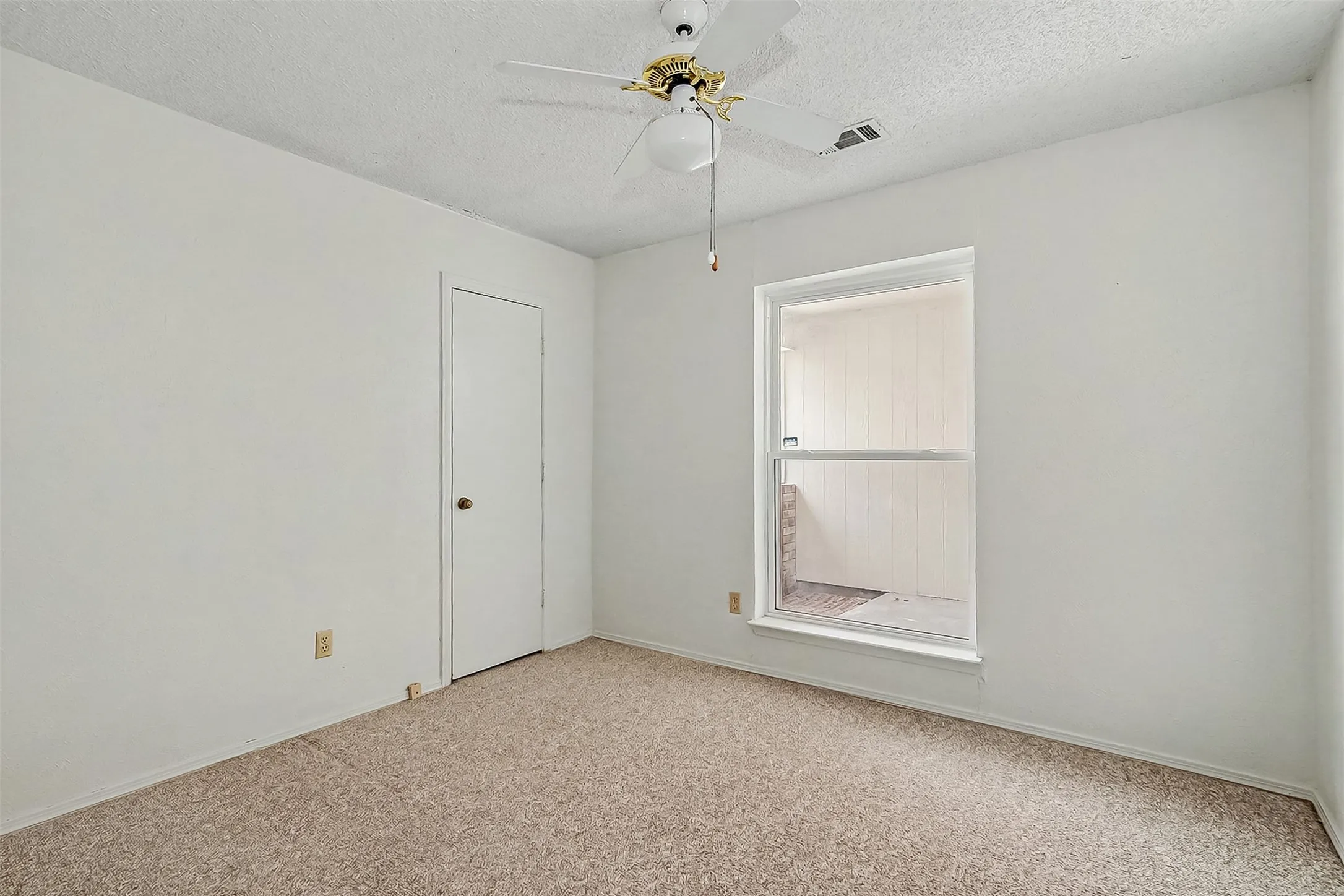Single Family Residence For Rent in Tarrant County , 3816 Del Rio Drive, Fort Worth, Texas 76133, 3 Bedroom, 2 Bathroom, 2 Garage spaces, 1,352 Sqft, built in 1977, mls#21386108, Real Estate Agent in Fort Worth, Homes For Rent in Tarrant county, Homes For Rent in Fort Worth, Realtor in Fort Worth Texas, Real Estate Brokerage Independent Realty Texas, Luminita Cordes Realtor