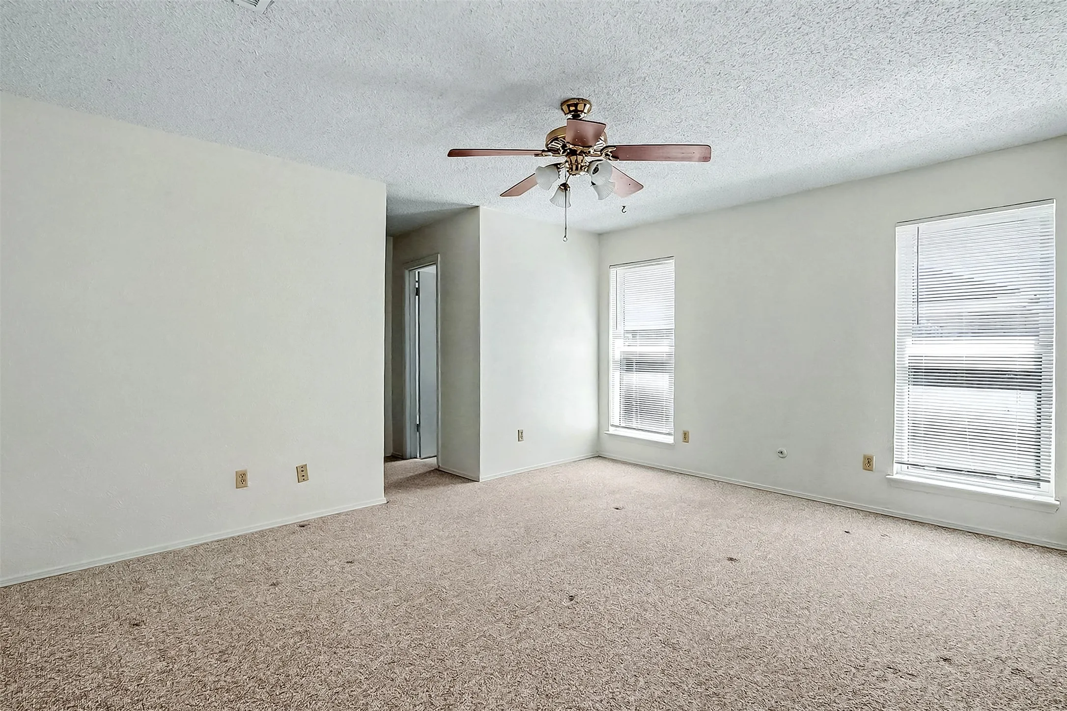 Single Family Residence For Rent in Tarrant County , 3816 Del Rio Drive, Fort Worth, Texas 76133, 3 Bedroom, 2 Bathroom, 2 Garage spaces, 1,352 Sqft, built in 1977, mls#21386108, Real Estate Agent in Fort Worth, Homes For Rent in Tarrant county, Homes For Rent in Fort Worth, Realtor in Fort Worth Texas, Real Estate Brokerage Independent Realty Texas, Luminita Cordes Realtor
