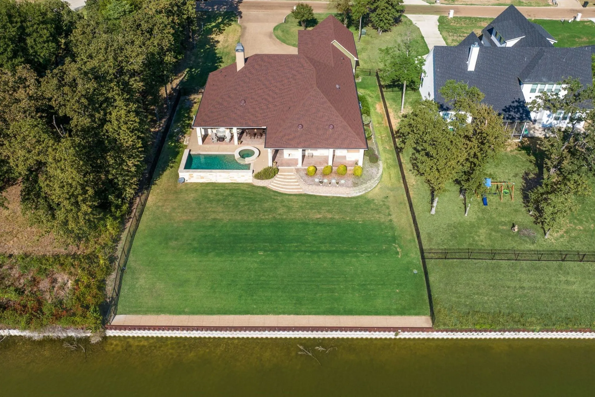 Single Family Residence For Sale in Navarro County , 560 Clubhouse Drive, Corsicana, Texas 75109, 4 Bedroom, 4 Bathroom, 3 Garage spaces, 3,404 Sqft, built in 2014, mls#21378542, Real Estate Agent in Corsicana, Homes For Sale in Navarro county, Homes For Sale in Corsicana, Realtor in Corsicana Texas, Real Estate Brokerage Independent Realty Texas, Luminita Cordes Realtor