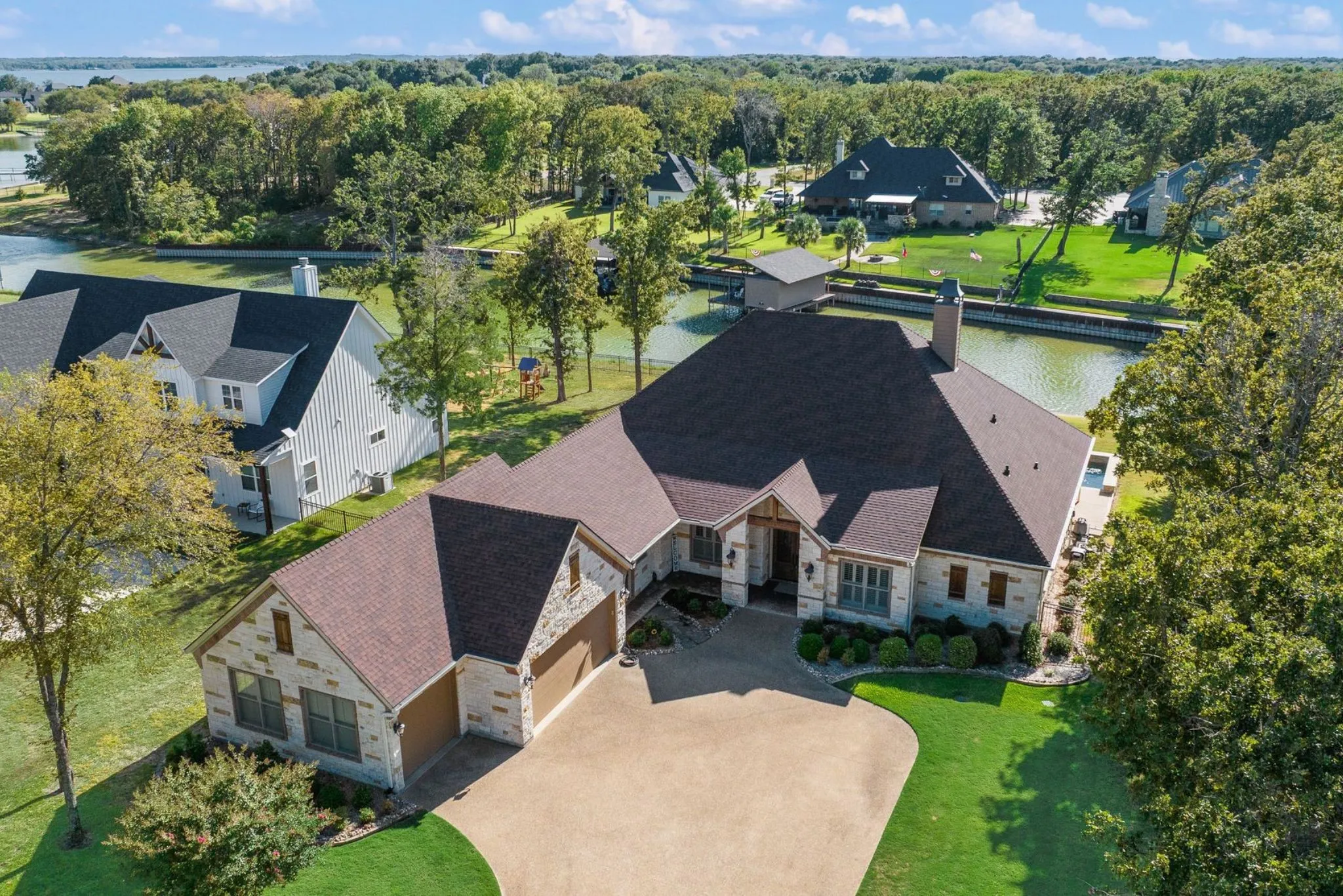 Single Family Residence For Sale in Navarro County , 560 Clubhouse Drive, Corsicana, Texas 75109, 4 Bedroom, 4 Bathroom, 3 Garage spaces, 3,404 Sqft, built in 2014, mls#21378542, Real Estate Agent in Corsicana, Homes For Sale in Navarro county, Homes For Sale in Corsicana, Realtor in Corsicana Texas, Real Estate Brokerage Independent Realty Texas, Luminita Cordes Realtor