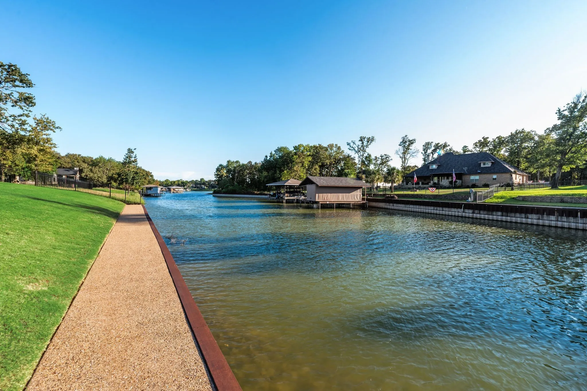 Single Family Residence For Sale in Navarro County , 560 Clubhouse Drive, Corsicana, Texas 75109, 4 Bedroom, 4 Bathroom, 3 Garage spaces, 3,404 Sqft, built in 2014, mls#21378542, Real Estate Agent in Corsicana, Homes For Sale in Navarro county, Homes For Sale in Corsicana, Realtor in Corsicana Texas, Real Estate Brokerage Independent Realty Texas, Luminita Cordes Realtor
