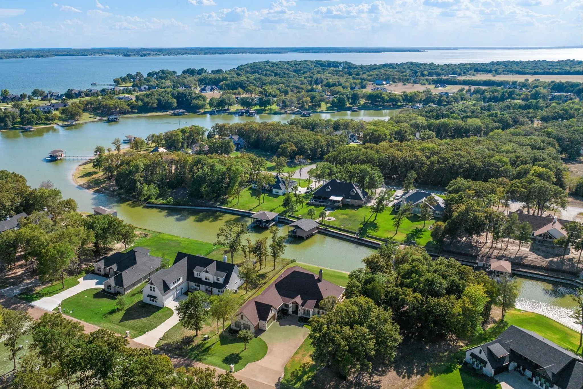 Single Family Residence For Sale in Navarro County , 560 Clubhouse Drive, Corsicana, Texas 75109, 4 Bedroom, 4 Bathroom, 3 Garage spaces, 3,404 Sqft, built in 2014, mls#21378542, Real Estate Agent in Corsicana, Homes For Sale in Navarro county, Homes For Sale in Corsicana, Realtor in Corsicana Texas, Real Estate Brokerage Independent Realty Texas, Luminita Cordes Realtor
