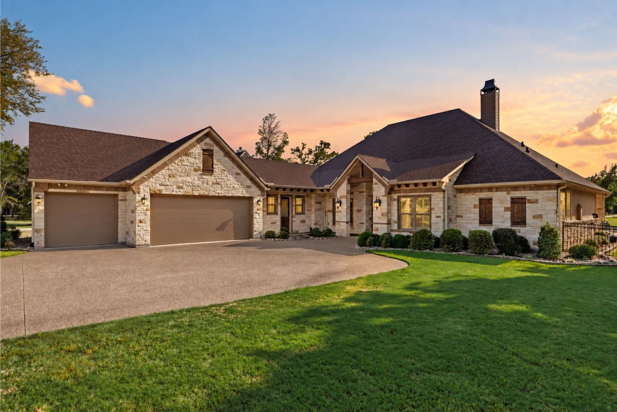 Single Family Residence For Sale in Navarro County , 560 Clubhouse Drive, Corsicana, Texas 75109, 4 Bedroom, 4 Bathroom, 3 Garage spaces, 3,404 Sqft, built in 2014, mls#21378542, Real Estate Agent in Corsicana, Homes For Sale in Navarro county, Homes For Sale in Corsicana, Realtor in Corsicana Texas, Real Estate Brokerage Independent Realty Texas, Luminita Cordes Realtor
