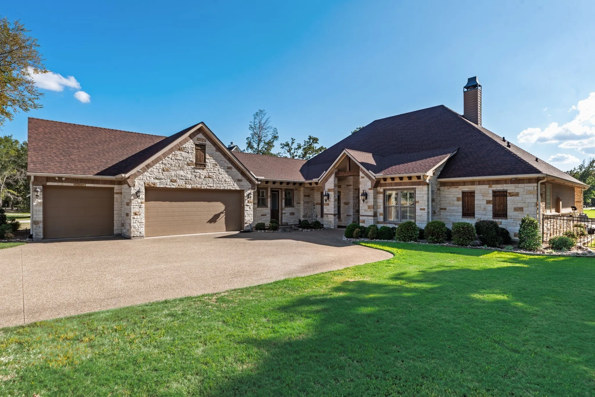 Single Family Residence For Sale in Navarro County , 560 Clubhouse Drive, Corsicana, Texas 75109, 4 Bedroom, 4 Bathroom, 3 Garage spaces, 3,404 Sqft, built in 2014, mls#21378542, Real Estate Agent in Corsicana, Homes For Sale in Navarro county, Homes For Sale in Corsicana, Realtor in Corsicana Texas, Real Estate Brokerage Independent Realty Texas, Luminita Cordes Realtor