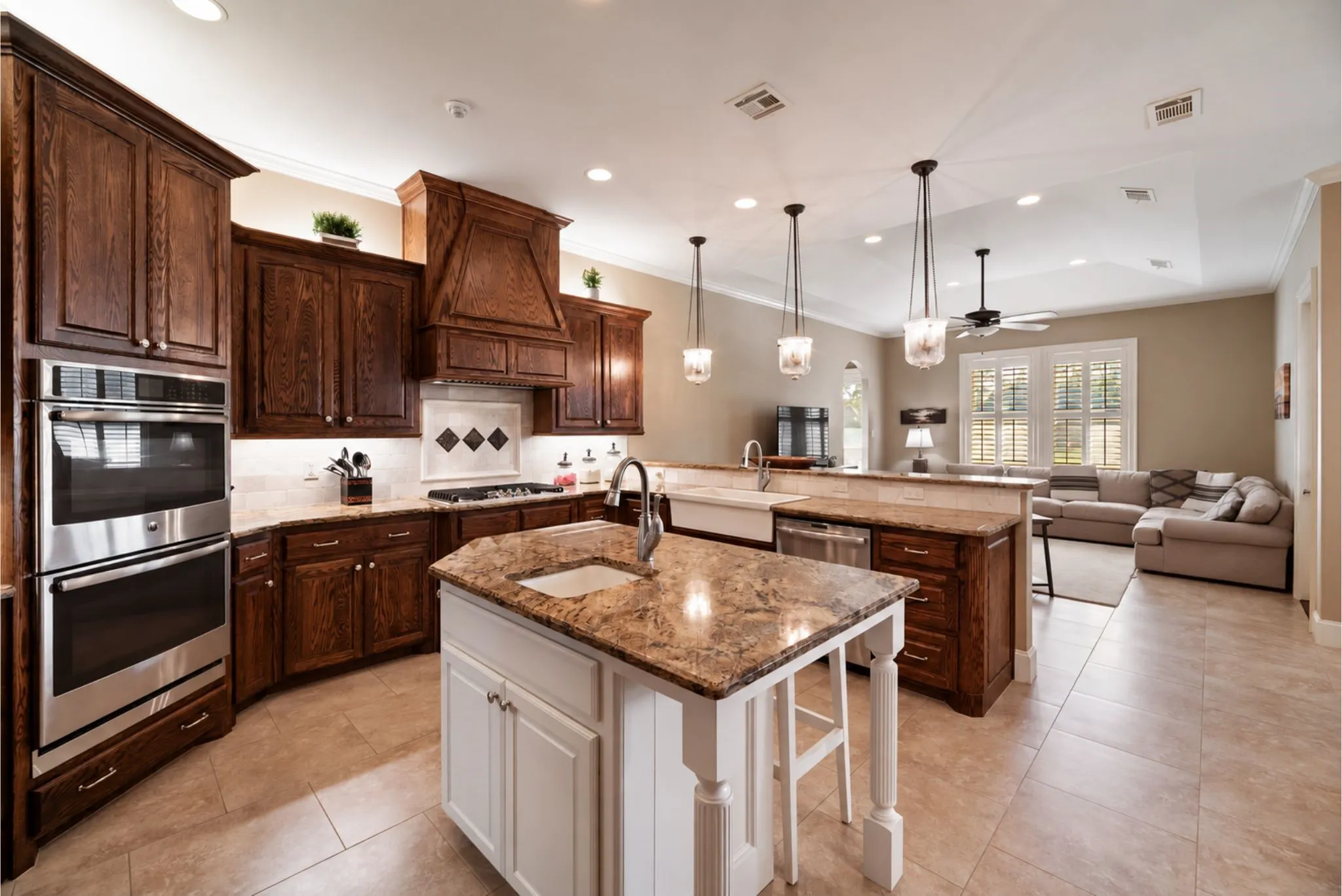 Single Family Residence For Sale in Navarro County , 560 Clubhouse Drive, Corsicana, Texas 75109, 4 Bedroom, 4 Bathroom, 3 Garage spaces, 3,404 Sqft, built in 2014, mls#21378542, Real Estate Agent in Corsicana, Homes For Sale in Navarro county, Homes For Sale in Corsicana, Realtor in Corsicana Texas, Real Estate Brokerage Independent Realty Texas, Luminita Cordes Realtor