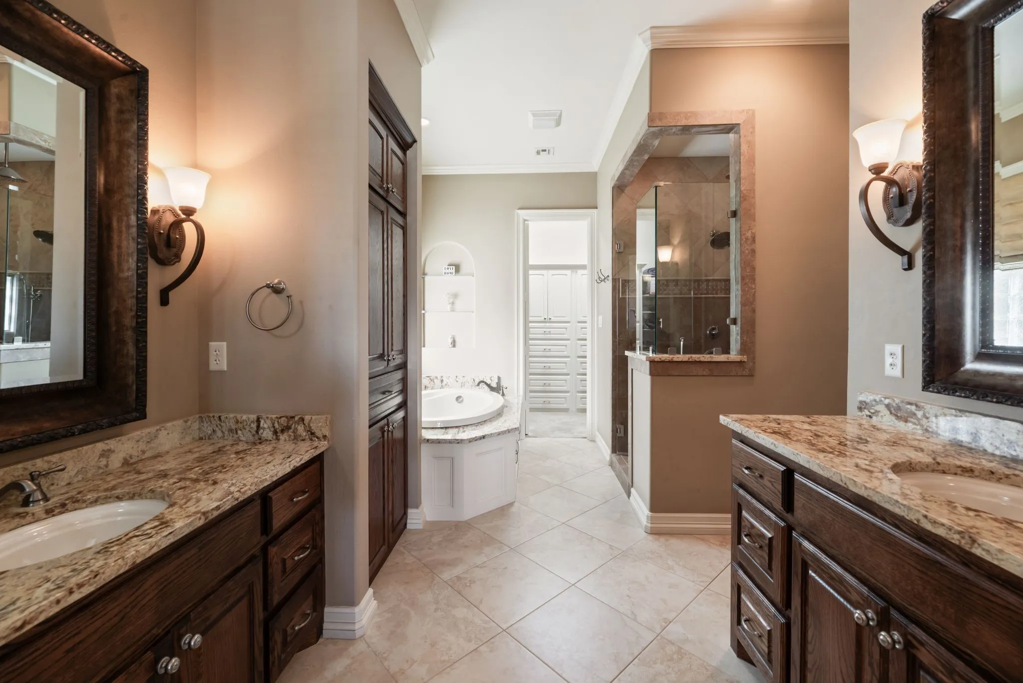 Single Family Residence For Sale in Navarro County , 560 Clubhouse Drive, Corsicana, Texas 75109, 4 Bedroom, 4 Bathroom, 3 Garage spaces, 3,404 Sqft, built in 2014, mls#21378542, Real Estate Agent in Corsicana, Homes For Sale in Navarro county, Homes For Sale in Corsicana, Realtor in Corsicana Texas, Real Estate Brokerage Independent Realty Texas, Luminita Cordes Realtor