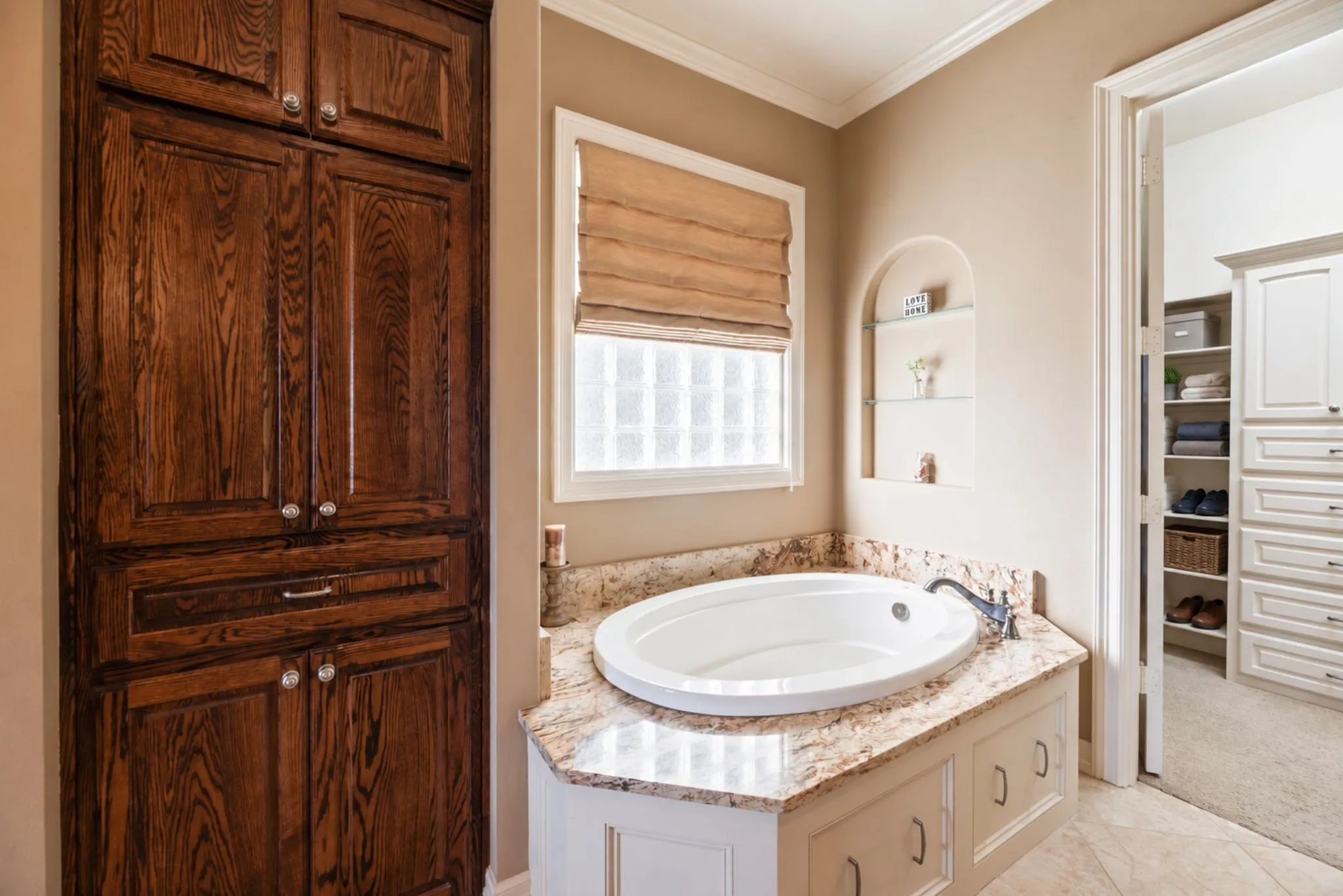 Single Family Residence For Sale in Navarro County , 560 Clubhouse Drive, Corsicana, Texas 75109, 4 Bedroom, 4 Bathroom, 3 Garage spaces, 3,404 Sqft, built in 2014, mls#21378542, Real Estate Agent in Corsicana, Homes For Sale in Navarro county, Homes For Sale in Corsicana, Realtor in Corsicana Texas, Real Estate Brokerage Independent Realty Texas, Luminita Cordes Realtor