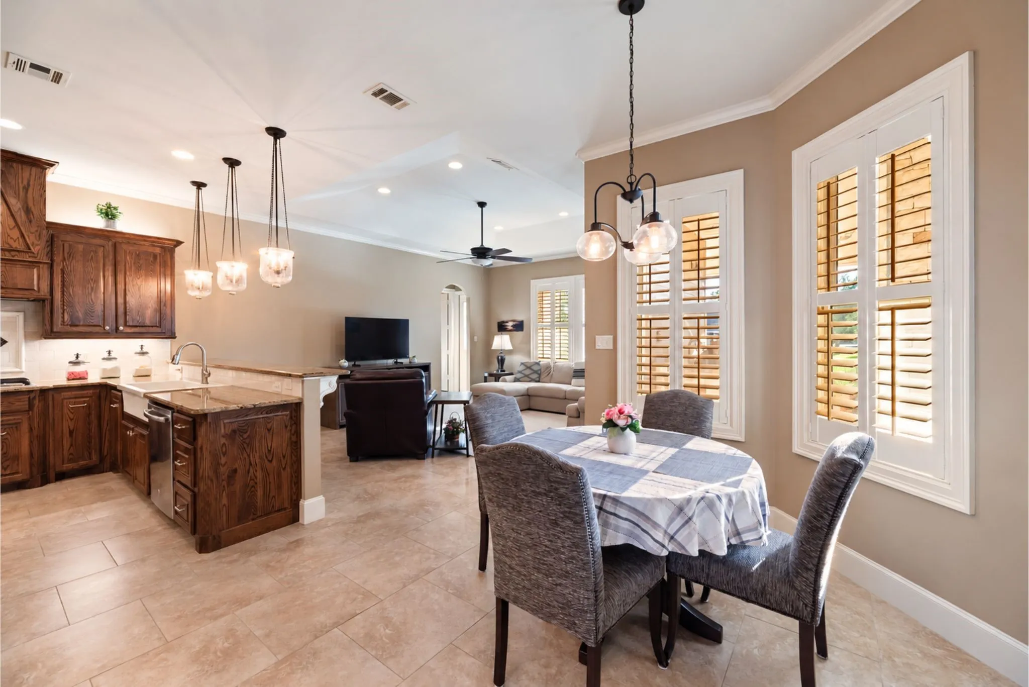 Single Family Residence For Sale in Navarro County , 560 Clubhouse Drive, Corsicana, Texas 75109, 4 Bedroom, 4 Bathroom, 3 Garage spaces, 3,404 Sqft, built in 2014, mls#21378542, Real Estate Agent in Corsicana, Homes For Sale in Navarro county, Homes For Sale in Corsicana, Realtor in Corsicana Texas, Real Estate Brokerage Independent Realty Texas, Luminita Cordes Realtor