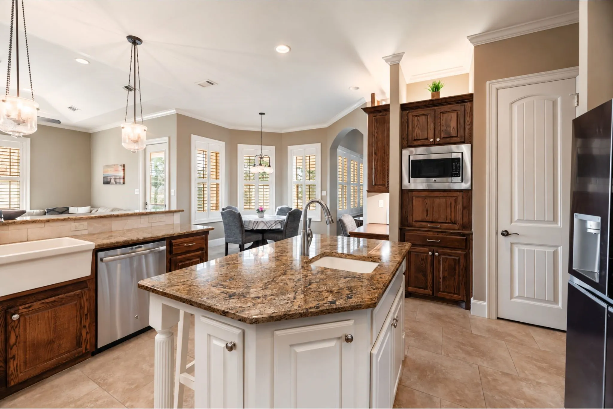 Single Family Residence For Sale in Navarro County , 560 Clubhouse Drive, Corsicana, Texas 75109, 4 Bedroom, 4 Bathroom, 3 Garage spaces, 3,404 Sqft, built in 2014, mls#21378542, Real Estate Agent in Corsicana, Homes For Sale in Navarro county, Homes For Sale in Corsicana, Realtor in Corsicana Texas, Real Estate Brokerage Independent Realty Texas, Luminita Cordes Realtor
