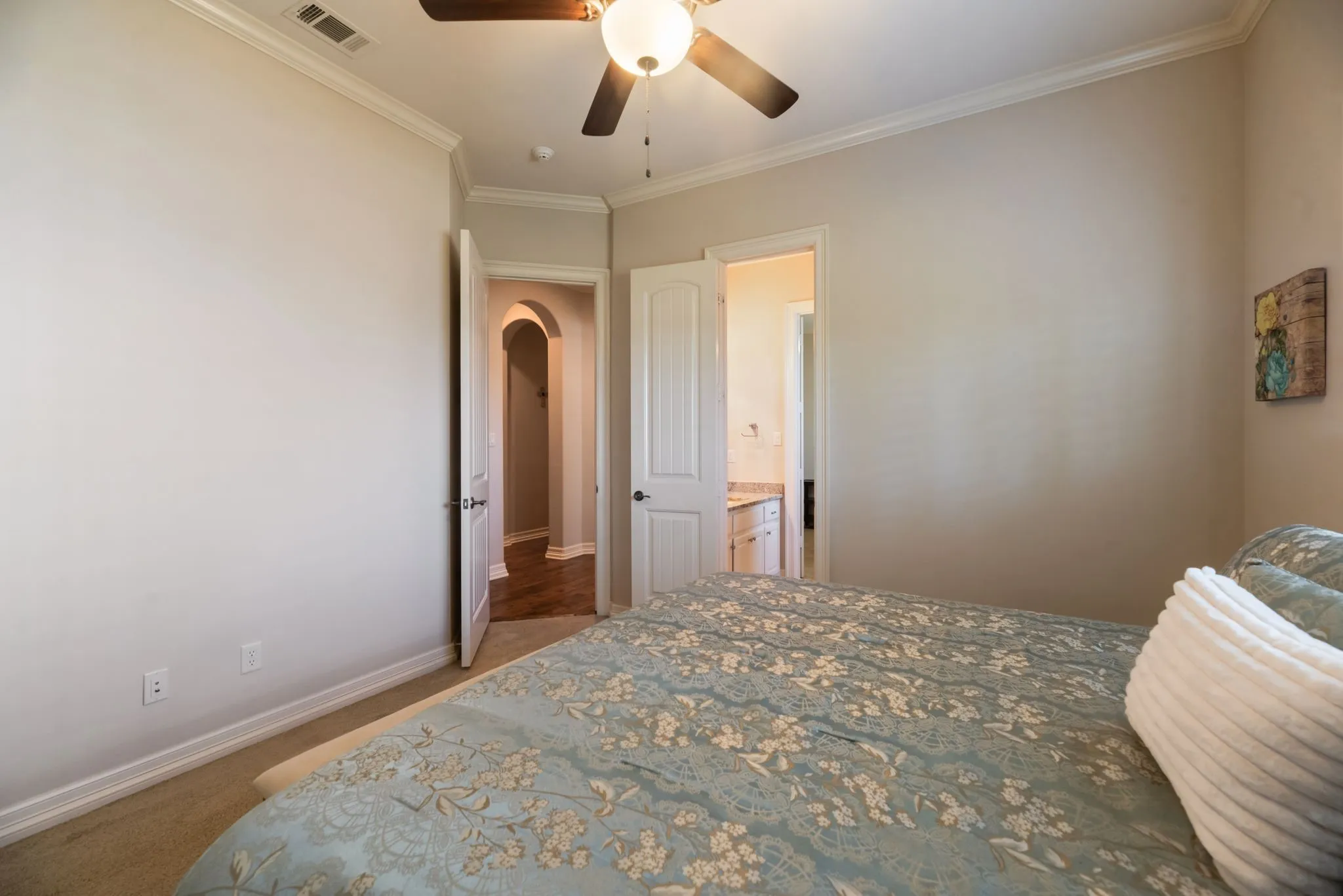 Single Family Residence For Sale in Navarro County , 560 Clubhouse Drive, Corsicana, Texas 75109, 4 Bedroom, 4 Bathroom, 3 Garage spaces, 3,404 Sqft, built in 2014, mls#21378542, Real Estate Agent in Corsicana, Homes For Sale in Navarro county, Homes For Sale in Corsicana, Realtor in Corsicana Texas, Real Estate Brokerage Independent Realty Texas, Luminita Cordes Realtor