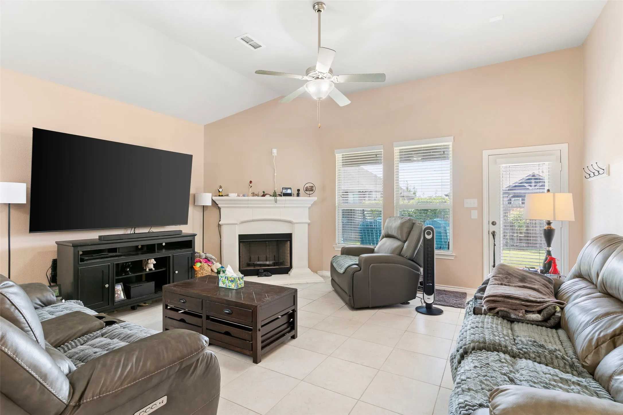 Single Family Residence For Rent in Kaufman County , 127 Chaco Drive, Forney, Texas 75126, 3 Bedroom, 2 Bathroom, 3 Garage spaces, 1,860 Sqft, built in 2017, mls#21386125, Real Estate Agent in Forney, Homes For Rent in Kaufman county, Homes For Rent in Forney, Realtor in Forney Texas, Real Estate Brokerage Independent Realty Texas, Luminita Cordes Realtor