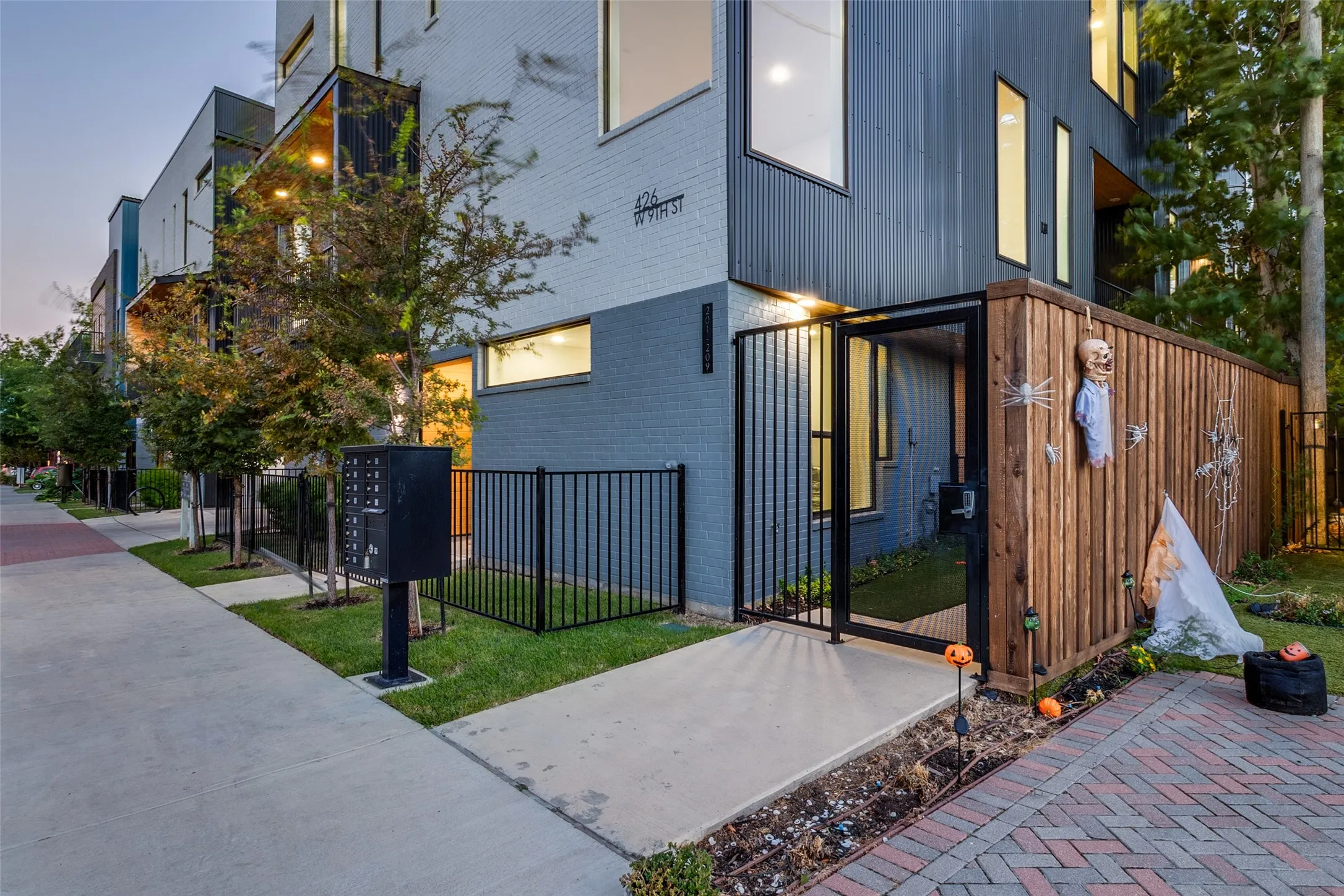 Condominium For Sale in Dallas County , 426 W 9th Street 106, Dallas, Texas 75208, 3 Bedroom, 4 Bathroom, 2 Garage spaces, 2,150 Sqft, built in 2023, mls#21385995, Real Estate Agent in Dallas, Homes For Sale in Dallas county, Homes For Sale in Dallas, Realtor in Dallas Texas, Real Estate Brokerage Independent Realty Texas, Luminita Cordes Realtor
