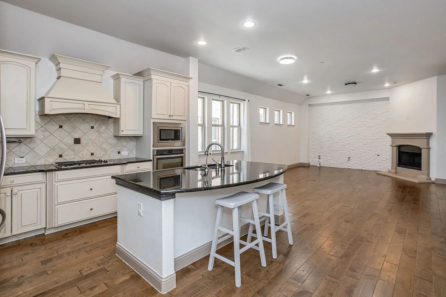 Condominium For Sale in Collin County , 8609 Grassland Drive, Mc Kinney, Texas 75070, 2 Bedroom, 2 Bathroom, 2 Garage spaces, 1,705 Sqft, built in 2014, mls#21386133, Real Estate Agent in Mc Kinney, Homes For Sale in Collin county, Homes For Sale in Mc Kinney, Realtor in Mc Kinney Texas, Real Estate Brokerage Independent Realty Texas, Luminita Cordes Realtor