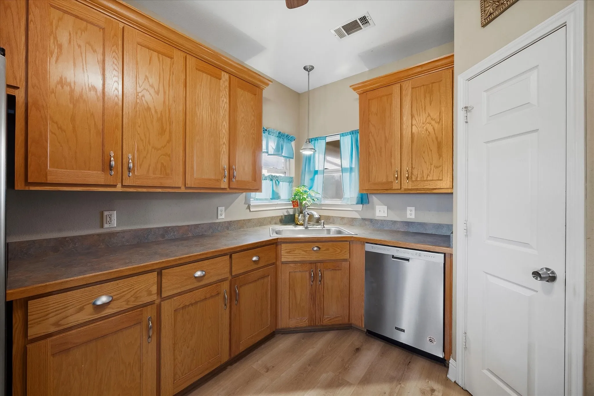 Single Family Residence For Sale in Hunt County , 5060 Fm 6, Caddo Mills, Texas 75135, 3 Bedroom, 2 Bathroom, 2 Garage spaces, 1,616 Sqft, built in 2005, mls#21355827, Real Estate Agent in Caddo Mills, Homes For Sale in Hunt county, Homes For Sale in Caddo Mills, Realtor in Caddo Mills Texas, Real Estate Brokerage Independent Realty Texas, Luminita Cordes Realtor