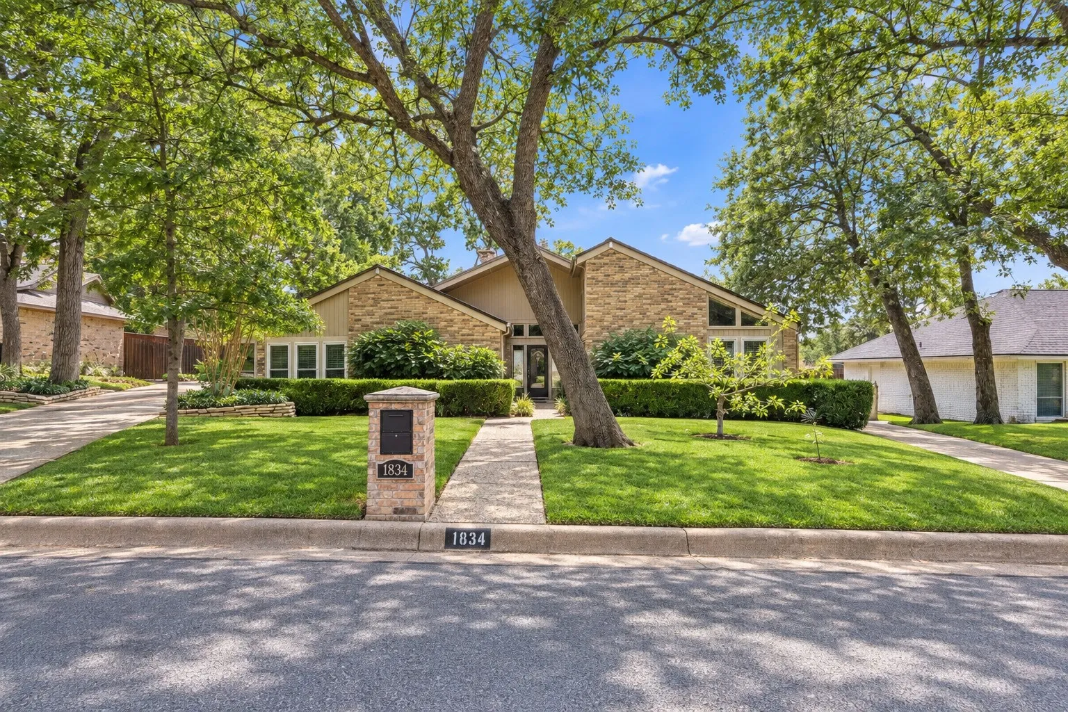 Single Family Residence For Sale in Tarrant County , 1834 Rhinevalley Drive, Arlington, Texas 76012, 3 Bedroom, 3 Bathroom, 2 Garage spaces, 2,606 Sqft, built in 1977, mls#21386135, Real Estate Agent in Arlington, Homes For Sale in Tarrant county, Homes For Sale in Arlington, Realtor in Arlington Texas, Real Estate Brokerage Independent Realty Texas, Luminita Cordes Realtor