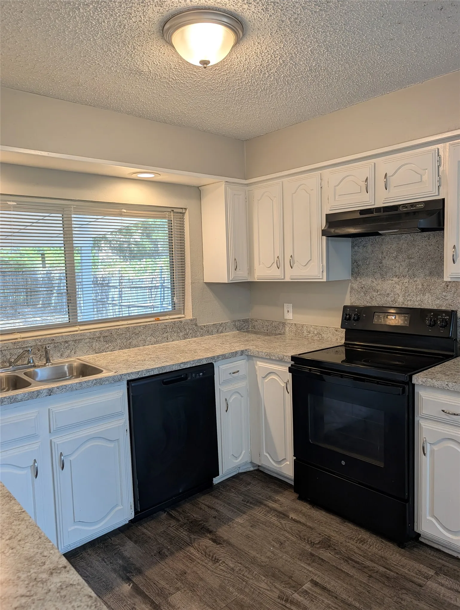Single Family Residence For Rent in Tarrant County , 6816 Westglen Drive, Fort Worth, Texas 76133, 3 Bedroom, 2 Bathroom, 2 Garage spaces, 1,624 Sqft, built in 1981, mls#21386136, Real Estate Agent in Fort Worth, Homes For Rent in Tarrant county, Homes For Rent in Fort Worth, Realtor in Fort Worth Texas, Real Estate Brokerage Independent Realty Texas, Luminita Cordes Realtor