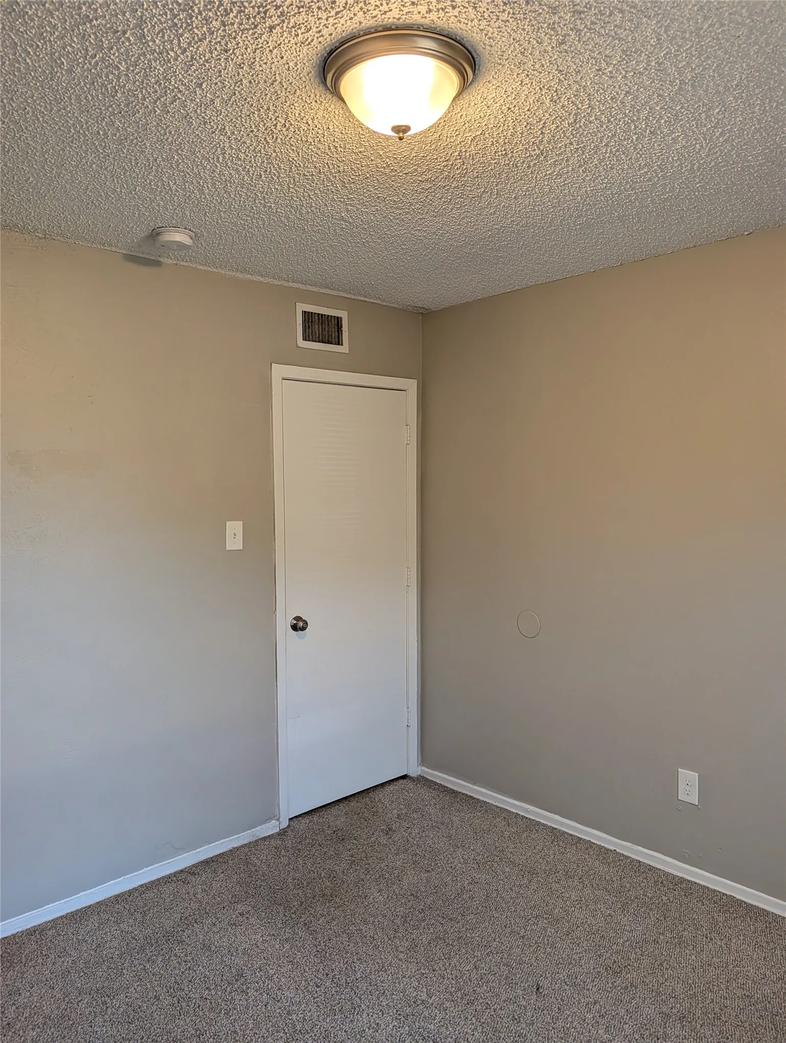 Single Family Residence For Rent in Tarrant County , 6816 Westglen Drive, Fort Worth, Texas 76133, 3 Bedroom, 2 Bathroom, 2 Garage spaces, 1,624 Sqft, built in 1981, mls#21386136, Real Estate Agent in Fort Worth, Homes For Rent in Tarrant county, Homes For Rent in Fort Worth, Realtor in Fort Worth Texas, Real Estate Brokerage Independent Realty Texas, Luminita Cordes Realtor
