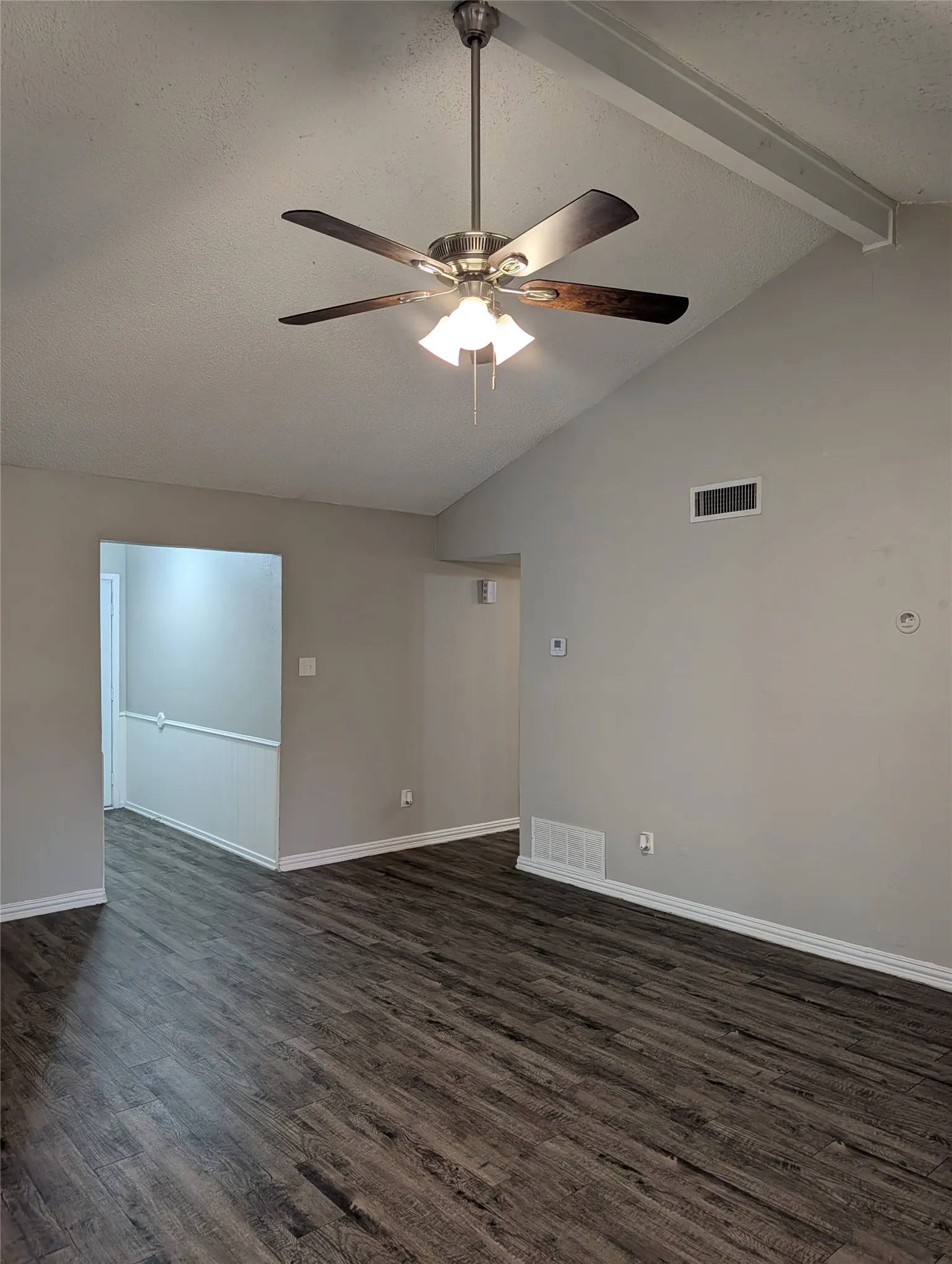Single Family Residence For Rent in Tarrant County , 6816 Westglen Drive, Fort Worth, Texas 76133, 3 Bedroom, 2 Bathroom, 2 Garage spaces, 1,624 Sqft, built in 1981, mls#21386136, Real Estate Agent in Fort Worth, Homes For Rent in Tarrant county, Homes For Rent in Fort Worth, Realtor in Fort Worth Texas, Real Estate Brokerage Independent Realty Texas, Luminita Cordes Realtor