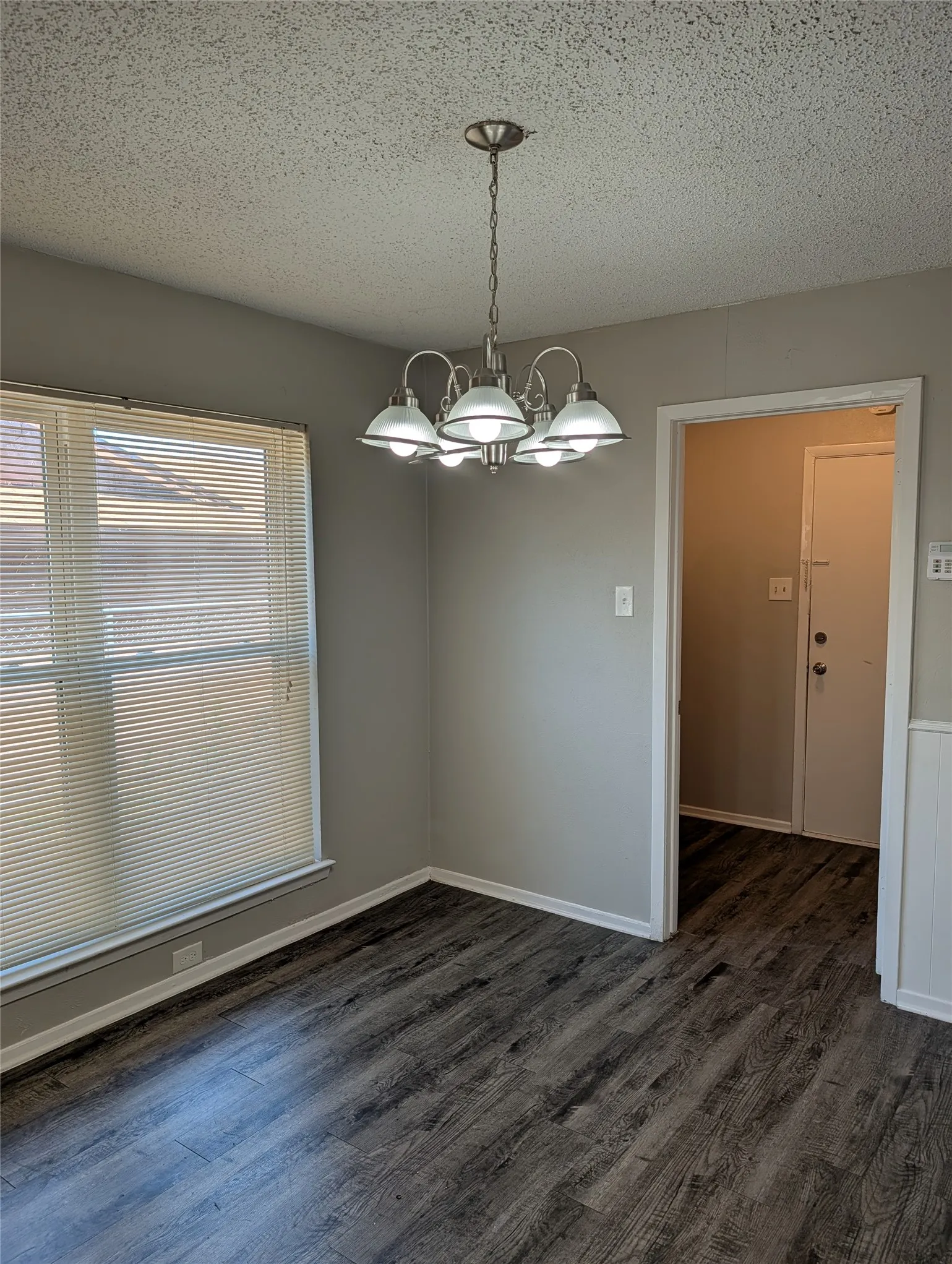 Single Family Residence For Rent in Tarrant County , 6816 Westglen Drive, Fort Worth, Texas 76133, 3 Bedroom, 2 Bathroom, 2 Garage spaces, 1,624 Sqft, built in 1981, mls#21386136, Real Estate Agent in Fort Worth, Homes For Rent in Tarrant county, Homes For Rent in Fort Worth, Realtor in Fort Worth Texas, Real Estate Brokerage Independent Realty Texas, Luminita Cordes Realtor