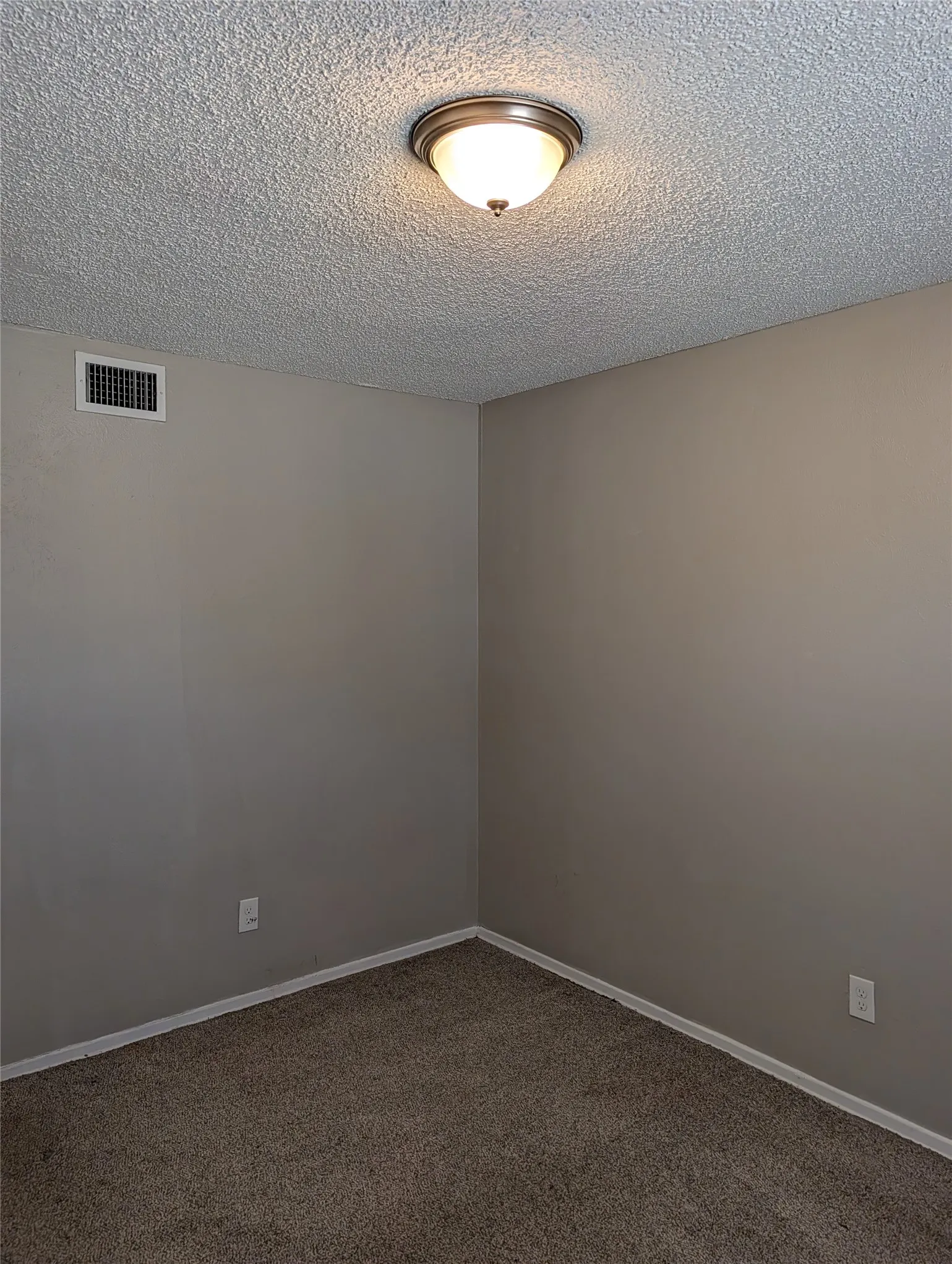 Single Family Residence For Rent in Tarrant County , 6816 Westglen Drive, Fort Worth, Texas 76133, 3 Bedroom, 2 Bathroom, 2 Garage spaces, 1,624 Sqft, built in 1981, mls#21386136, Real Estate Agent in Fort Worth, Homes For Rent in Tarrant county, Homes For Rent in Fort Worth, Realtor in Fort Worth Texas, Real Estate Brokerage Independent Realty Texas, Luminita Cordes Realtor