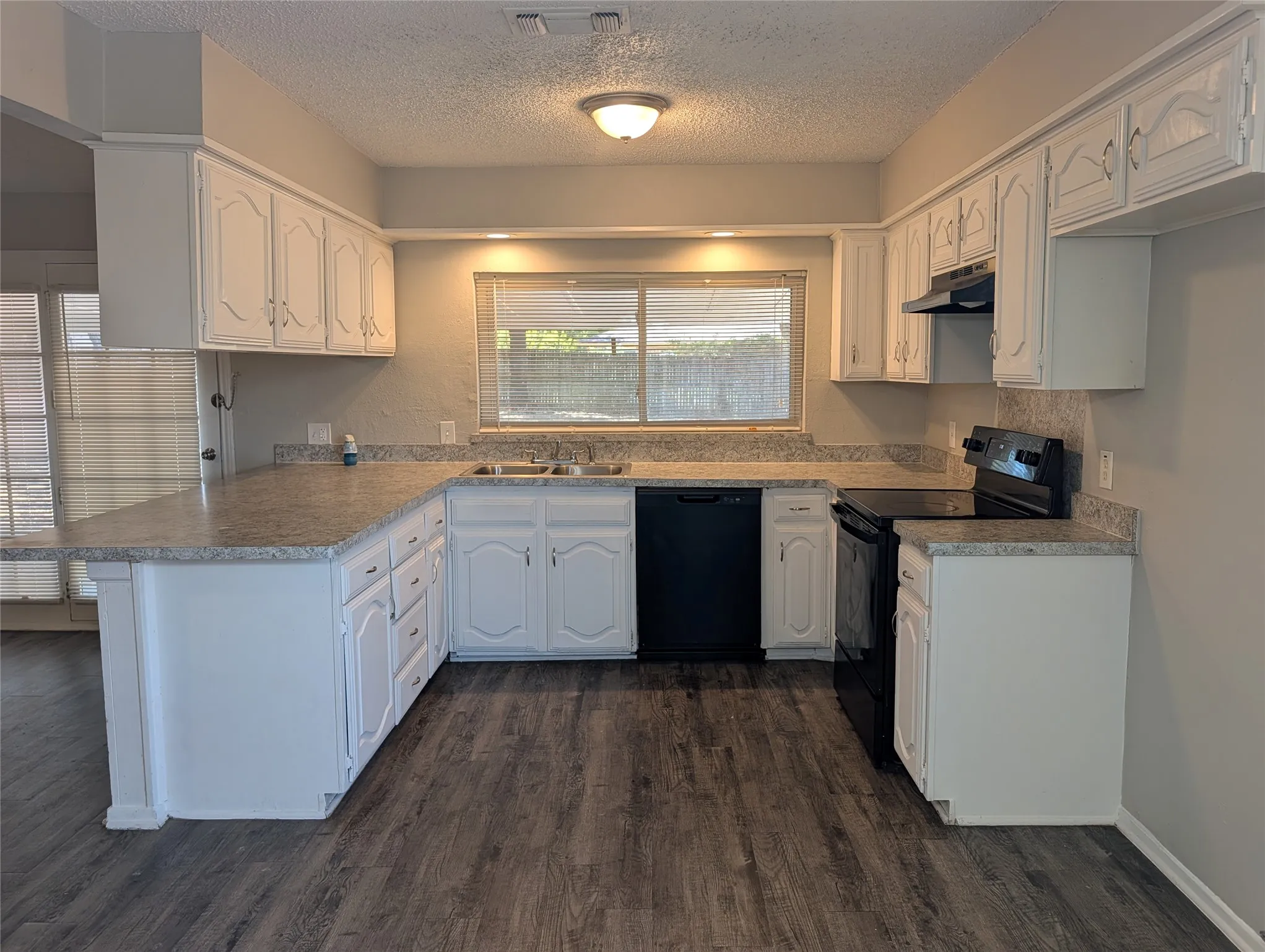 Single Family Residence For Rent in Tarrant County , 6816 Westglen Drive, Fort Worth, Texas 76133, 3 Bedroom, 2 Bathroom, 2 Garage spaces, 1,624 Sqft, built in 1981, mls#21386136, Real Estate Agent in Fort Worth, Homes For Rent in Tarrant county, Homes For Rent in Fort Worth, Realtor in Fort Worth Texas, Real Estate Brokerage Independent Realty Texas, Luminita Cordes Realtor
