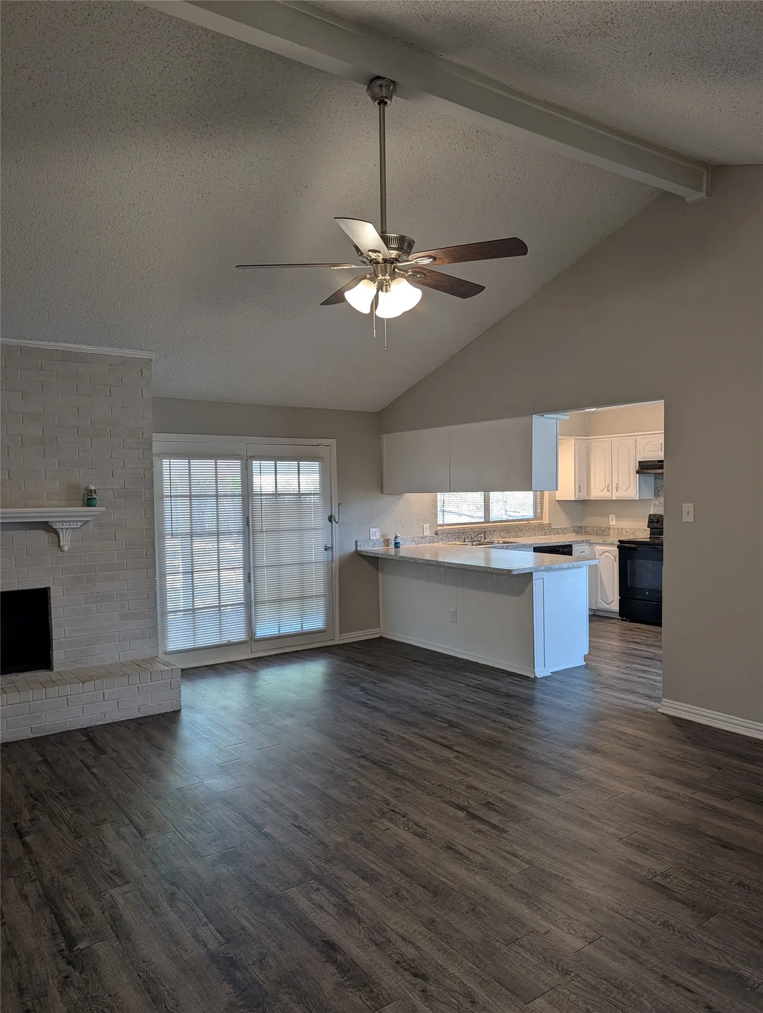 Single Family Residence For Rent in Tarrant County , 6816 Westglen Drive, Fort Worth, Texas 76133, 3 Bedroom, 2 Bathroom, 2 Garage spaces, 1,624 Sqft, built in 1981, mls#21386136, Real Estate Agent in Fort Worth, Homes For Rent in Tarrant county, Homes For Rent in Fort Worth, Realtor in Fort Worth Texas, Real Estate Brokerage Independent Realty Texas, Luminita Cordes Realtor